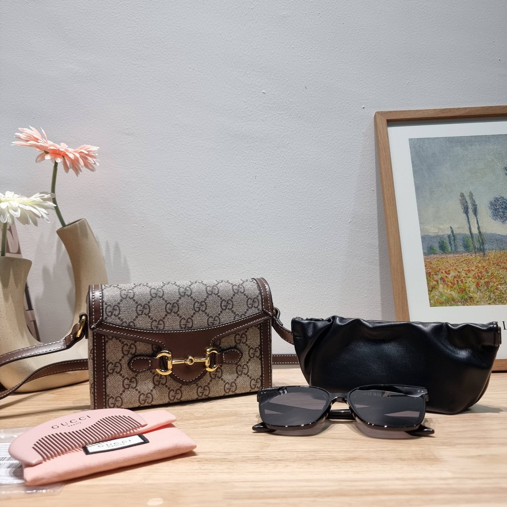 Set 3 ชิ้น Gucci Horsebit 1955 Mini Bag / GG crossbody horizon mini bag box set ชวนสะสม ใครมองหาของขวัญอยู่ เซ็ทนี้จัดว่าเลิศมาก! กับการจับเอารุ่นยอดฮิต มามิกซ์รวมกับไอเท็มสุดคุ้มของมันต้องมี!! จัดเรียงให้อยู่ในกล่อง box set ลิมิเต็ด ที่มีทั้งแว่นตา gentl