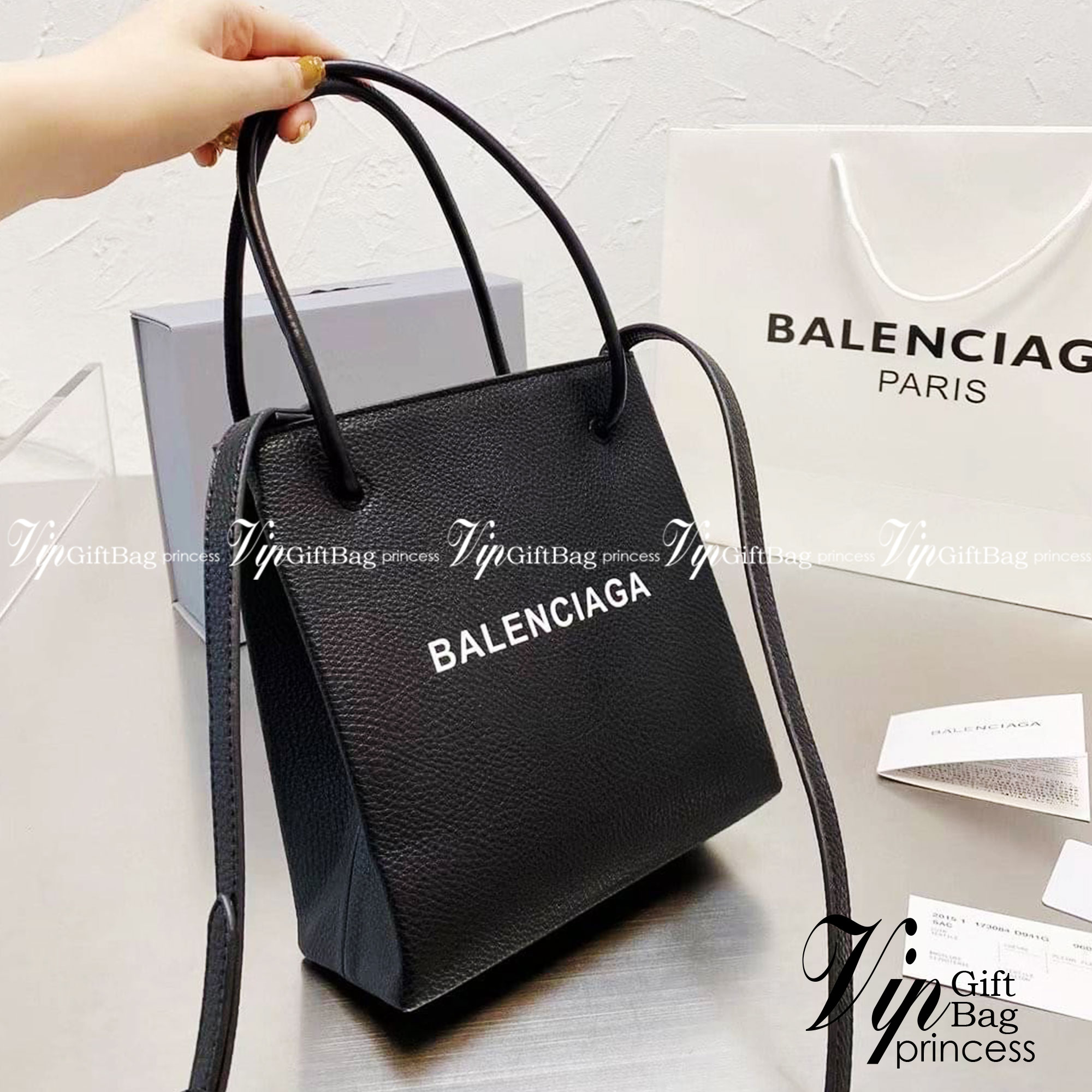 BALENCIAGA Shopping Tote Bag กระเป๋าทรงช็อปปิ้งทรงโท้ท ภายในโล่งๆไปเลย ใส่ของได้สบายๆ จุใจแบบเน้นๆ มาพร้อมสายสะพายครอสบอดี้จะคล้อง จะสะพายข้าง ก็สวยเลิศ ราคานี้คือคุ้มที่สุด ต้องมีแล้วจ้าไอเท็มเด็ดแบบนี้