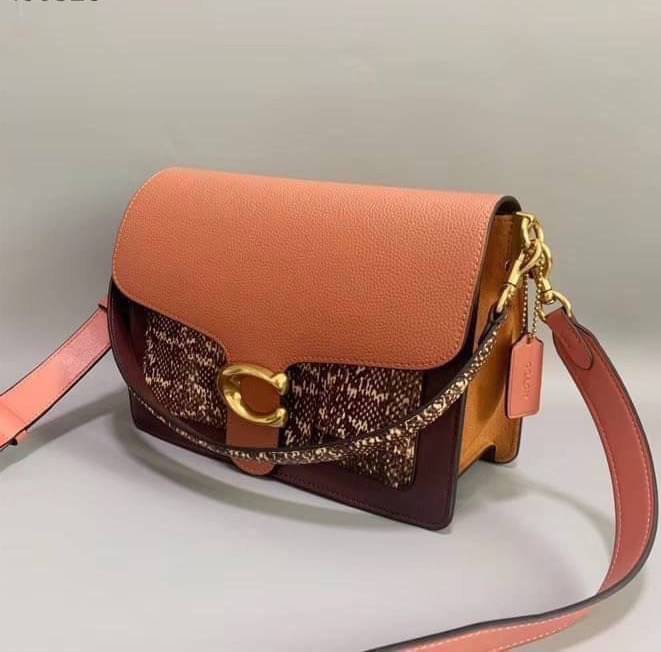 OUTLET 】COACH Tabby Shoulder Bag พร้อมส่งที่ไทย A modern take on an archival 1970s Coach design, our structured Tabby shoulder bag is crafted in polished pebble leather. Finished with our Signature hardware for an iconic touch, the versatile silhouette fe