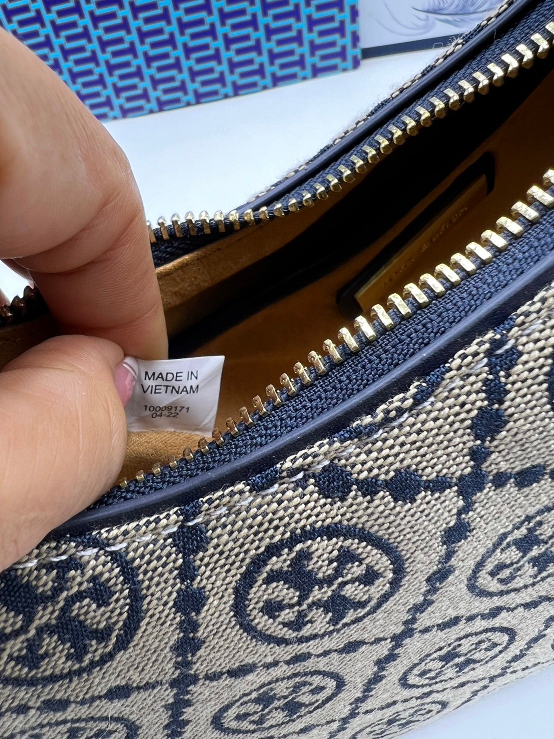 Tory Burch T Monogram Raffia Crescent Bag กระเป๋าสะพายโฮโบ ดีไซน์ทันสมัย เกรดออริ สลับแท้ 1:1 ใช้งานต่างประเทศได้