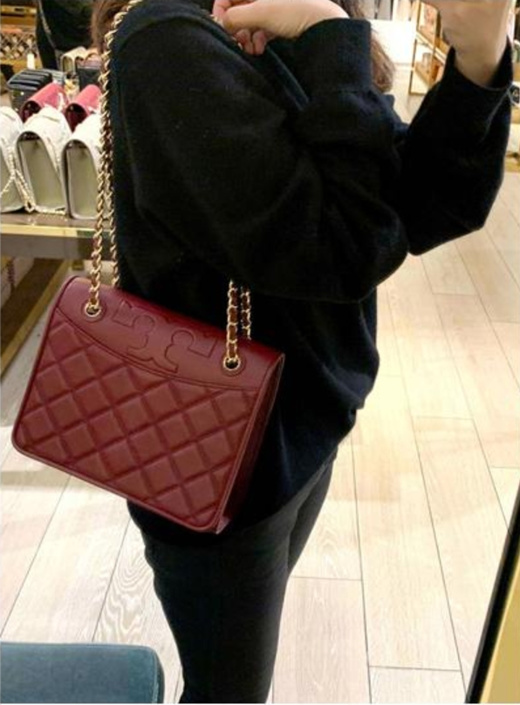 Tory Burch Savannah Convertible Shoulder Bag สาว ๆ ลุคสาวๆไม่ควรพลาด Collection นี้เลยนะคะ เป็นรุ่นที่ตอบโจทย์และครองใจสาว ๆ ได้อย่างแท้จริง เนื่องจากมีดีไซน์เรียบหรู โดยทางแบรนด์ได้ใช้เทคนิคการเย็บบนหนังเป็นลายเส้น (Chevron) ทำให้กระเป๋าดูมีราคามากยิ่งขึ