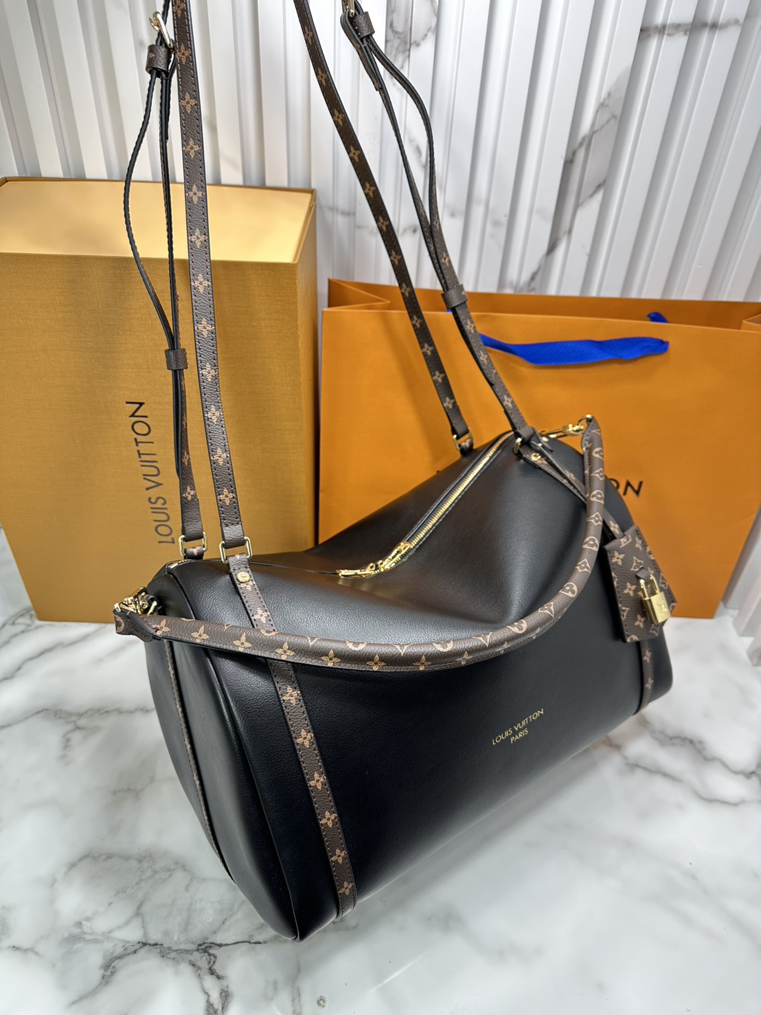 ORI หนังแท้ | LV Express MM Bag 30cm กระเป๋าสะพายทรงหมอนสปีดี้ดีไซน์ใหม่ล่าสุด โฉบเฉี่ยว แต่งคาดหน้าโมโนแกรมโดดเด่น ตัวกระเป๋าสีพื้นตัดกันอย่างลงตัว พร้อมหูแบบจับยาวถอดได้จะถือหรือคล้องไหล่ก็เก๋
