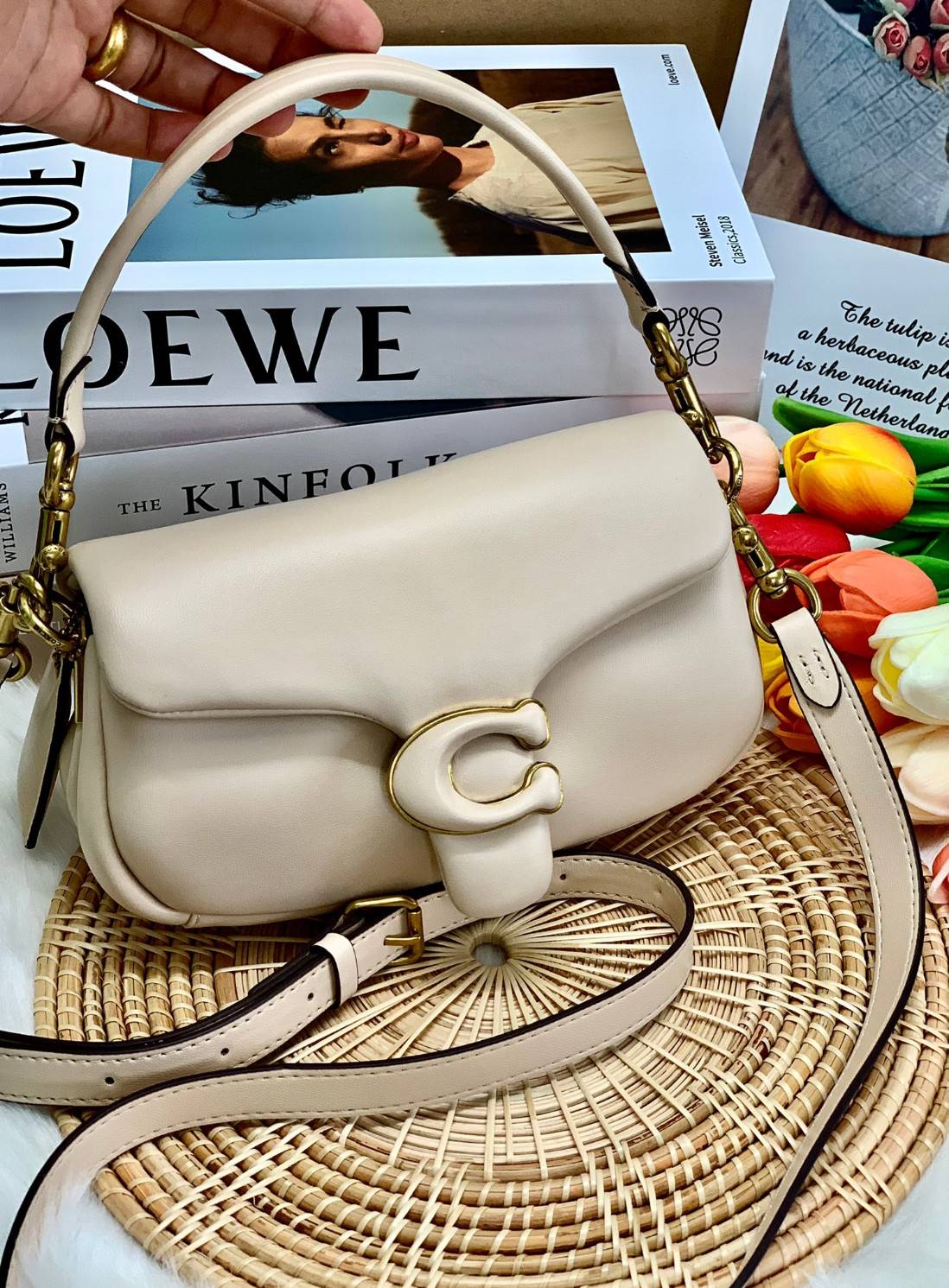 รุ่นใหม่ล่าสุด ได้ไปไม่ผิดหวังแน่นอนจ้าา😁COACH PILLOW TABBY SHOULDER BAG 18 ((C3880)) พร้อมส่งที่ไทย คุณภาพเกินราคา! กระเป๋าหิ้ว//สะพายแบบครอสบอดี้ร์ 🔺หนัง nappa หนานิ่ม นุ่มมากๆ รุ่นใหม่ล่าสุดค่ะ! พร้อมโลโก้รุ่นใหม่ด้วยเช่นกัน เพิ่มความหร