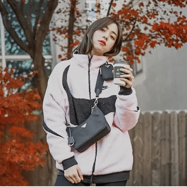 PRADA RE-EDITION LEATHER BAG กระเป๋าสะพายงานหนังซอฟ ไอเท็มสุดปัง ที่ฮิตตลอดกาลไม่ว่าจะปีไหนๆ จัดให้ครบทั้งสีขายดีและสีใหม่ล่าสุด ที่สายคุณหนูห้ามพลาด!!