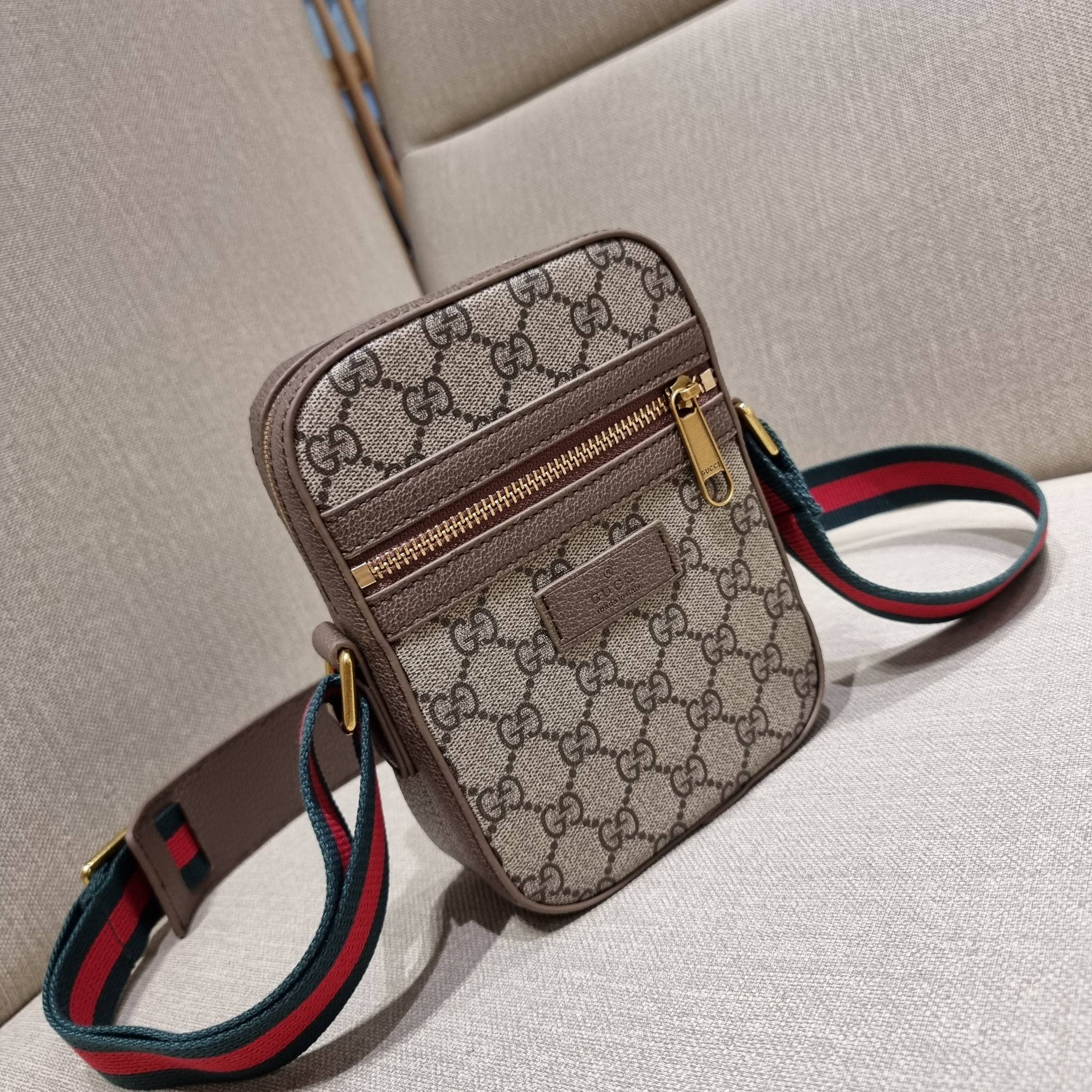 VIP 】GC VIP MINI MESSENGER CROSSBODY BAG กระเป๋าสะพายข้างพรีเมี่ยมกิ๊ฟลุคสปอร์ต เรียบแต่แอบหรู ไซส์มินิ น่าใช้!! วัสดุหนังแคนวาส ไม่ต้องห่วงเรื่องความทนทาน ✔️ ตกแต่งสายคาดหรู เท่ ดีไซน์สีตามสัญลักษณ์แบรนด์ เข้ากันมากๆ!! เปิด-ปิดด้วยซิป ด้านหน้ามีช่