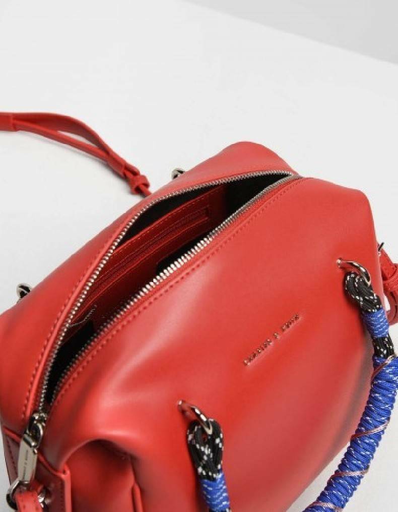 CHARLES & KEITH Nylon Twist Top Handle Bag กระเป๋าถือหรือสะพายรุ่นใหม่แบบชนช็อปทรง Bowling วัสดุหนังแกะสังเคราะห์เรียบสวยอยู่ทรงขนาดกำลังดี น่ารัก น้ำหนักเบา เปิดปิดด้วยซิปคู่สะดวกใช้ ภายในมีโลโก้และช่องซิป มีหมุดรองฐานกันรอยสี่มุม หูจับ Nylon Twist เพิ่ม