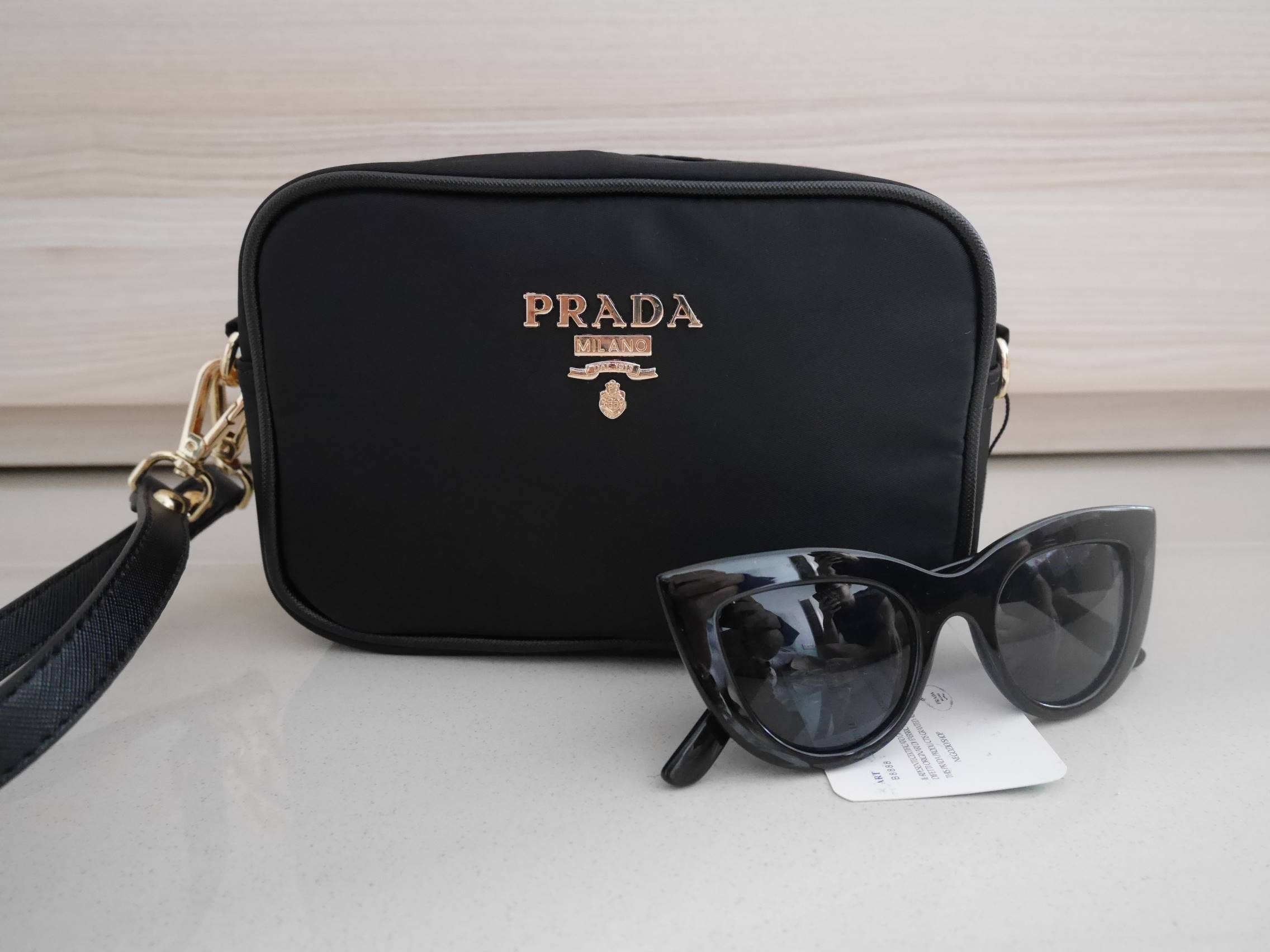 ล็อตใหม่ค้า กับทรงน่ารักในราคาน่ารัก mini crossbody งานพรีเมี่ยมกิ้ฟ จากเคาเตอร์ต่างประเทศ เป็น Best Seller อีกหนึ่งรุ่นเลย จากแบรนด์ PRADA เป็นทรงสี่เหลี่ยม กระเป๋าเป็นผ้า nylon ทั้งใบ เลิศมาก สามารถสะพายเป็น shoulder bag ได้เลย ขนาดกำลังดีค่ะ ใส่ของจุกจ