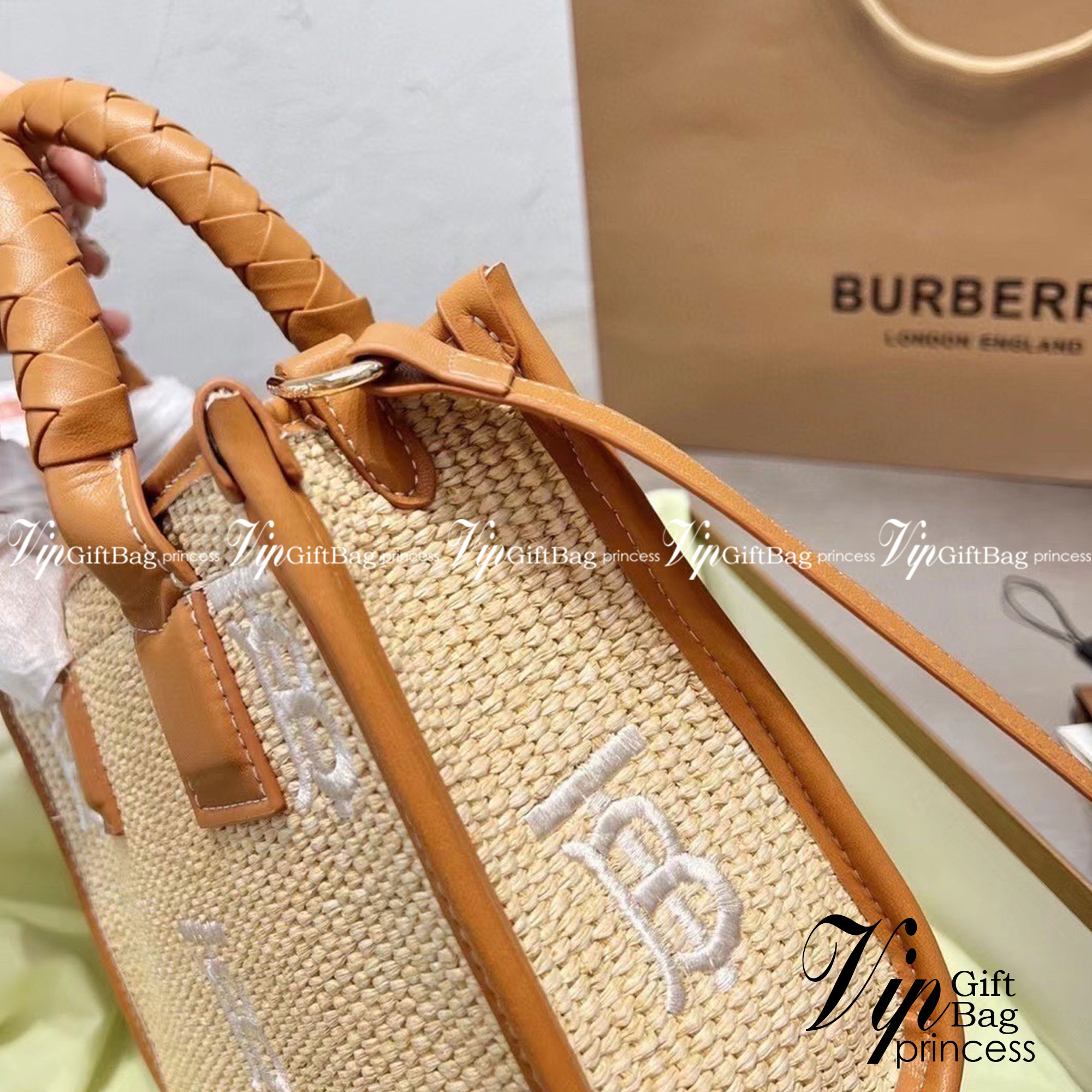 Burberry Freya Raffia Tote / Burberry Monogram Raffia Effect Mini Freya Tote / Burberry MiniTote อินเนอร์คือเริ่ด ความกระเป๋าสาน หน้าปักโลโก้แบรนด์เป๊ะ งานสไตล์วินเทจแมทลุคง่าย กระเป๋าทรงโท้ทมินิ ใบกะทัดรัด น่ารักน่าใช้ใจฟูมากๆ หูหิ้วในตัว และมีสายสะพายข้