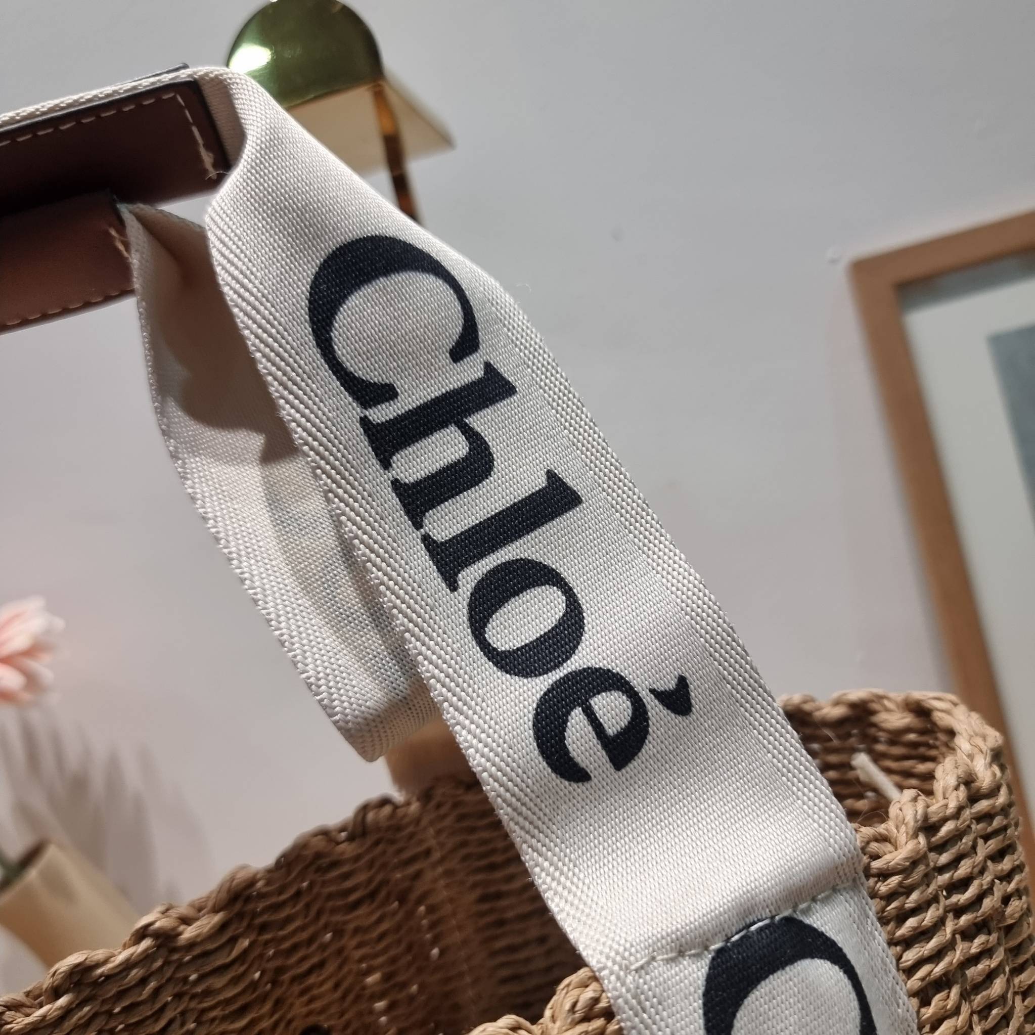 CHLOE LARGE WOODY BASKET กระเป๋าสะพายสานทรงตะกร้า ยอดฮิตติดลมของแบรนด์ ด้วยวัสดุสังเคราห์จากธรรมชาติ สานทอเต็มใบออกมาเป็นลวดลายสวยงาม