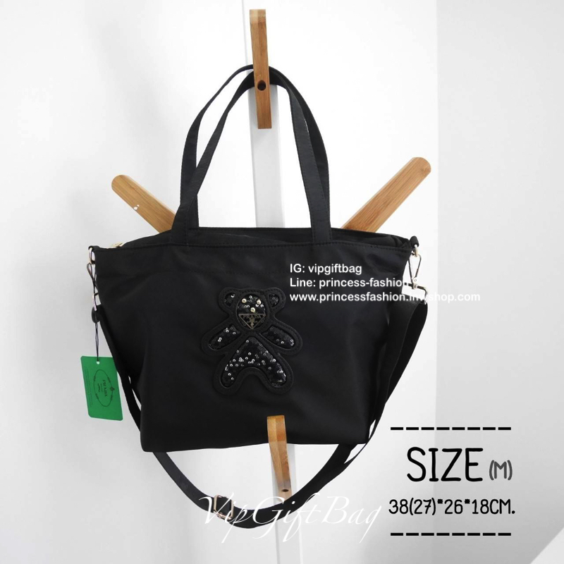 เอาใจคนชอบกระเป๋าไซส์กลาง *มาพร้อมสายยาว สำหรับกระเป๋าอเนกประสงค์ ทรง TOTE จากแบรนด์ PRADA เป็น กระเป๋าผ้าไนล่อน ตามแบบฉบับของแบรนด์เลย ใบนี้มีสายยาวให้ค่ะ เลิศมาก สะพายเป็น shoulder bag หรือ ถือได้คะ ด้านหน้าเป็นลายหมี ปั๊กกลิ้ตเตอร์ + logo brand ใช้แล้ว