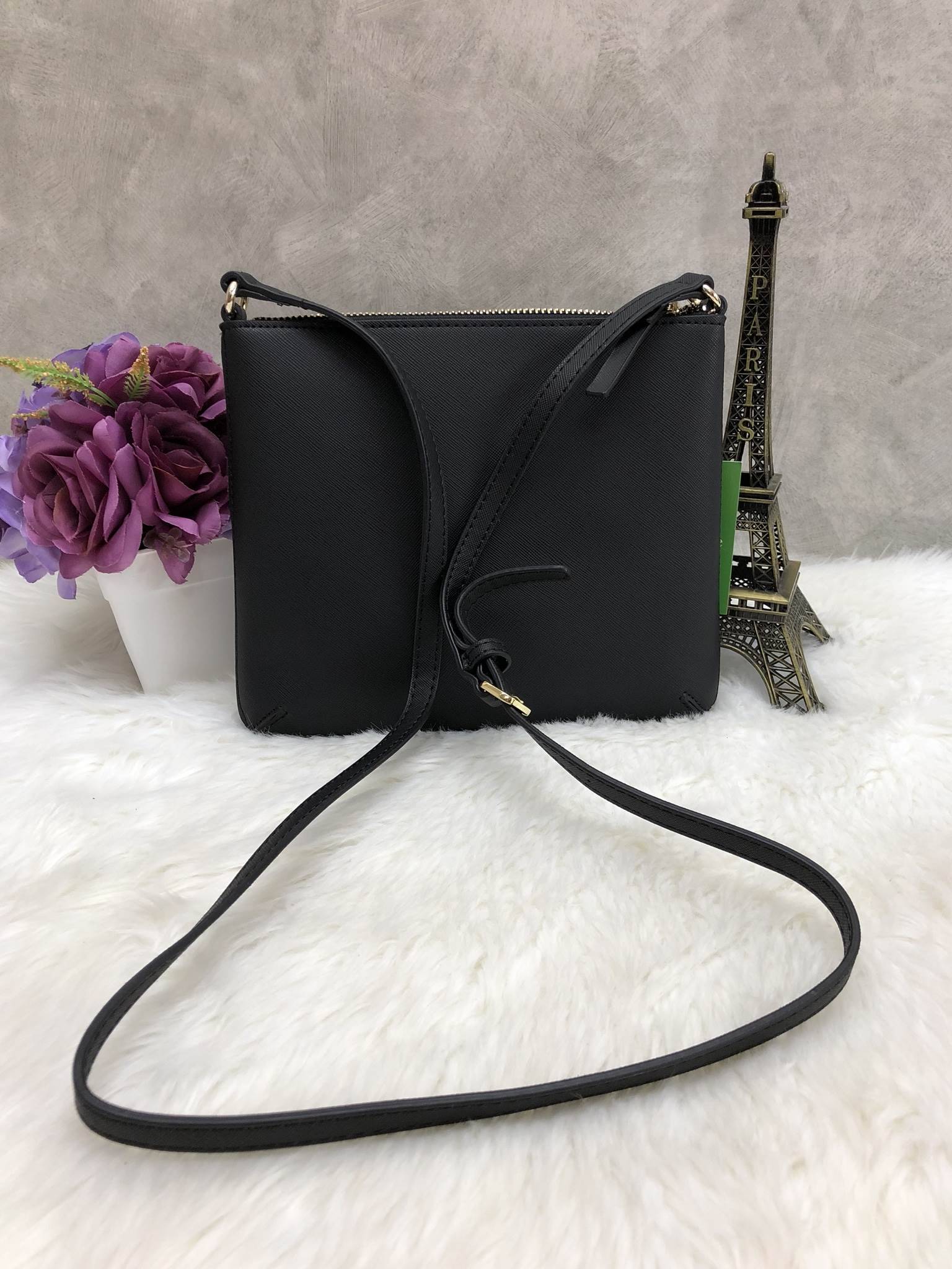 New Arrival Kate spade new york saffiano crossbody bag พร้อมส่งค่ะ!!! กระเป๋าสะพายแบบครอสบอร์ดี้ ลายหนังซาฟเฟียโน่ ทรงสวย ขนาดกำลังดีทีเดียวค่ะ ด้านหน้ามีหนึ่งช่องซิปสำหรับใส่มือถือหรือของจุกจิก เปิดปิดกระเป๋าช่องหลักแบบซิป ด้านในโล่ง ใส่ของจุพอประมาน มีช