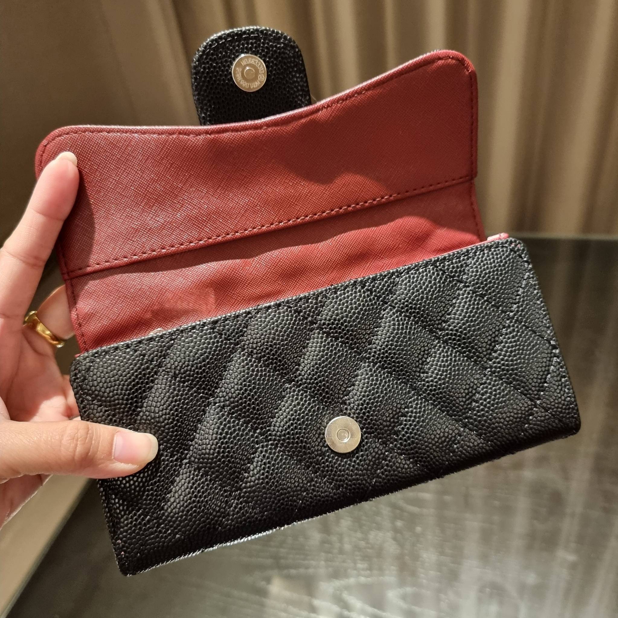 VIP 】กระเป๋าสตางค์ใบยาวรุ่นฝาพับที่ถามหากันมากที่สุด!! สวยรับทรัพย์จาก Chanel วัสดุหนังลายคาร์เวีย ลุคผู้ดีที่สุด เปิด-ปิดด้วยกระดุมแม่เหล็ก ภายในกระเป๋ามีช่องใส่บัตรได้เยอะ ใส่ธนบัตร ใส่เหรียญได้ มีช่องซิปแยกอีกหนึ่งช่อง ดีไซน์เรียบหรูดูคลาสสิค!! สาวๆห้า