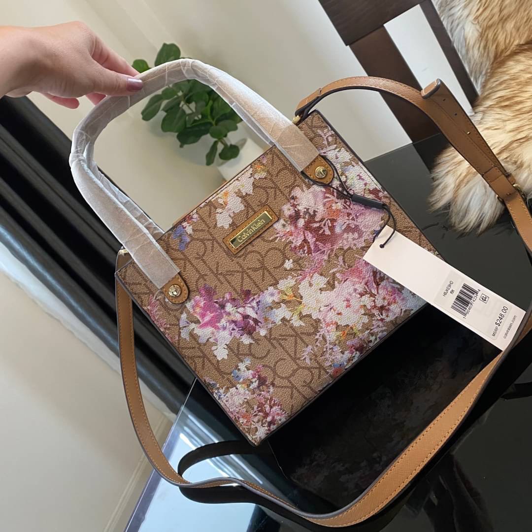 CALVIN KLEIN JEANS crossbody bag กระเป๋าถือหรือสะพาย ลายซิกเนเจอร์แบรนด์ทั้งใบ มีหูจับสำหรับถือ เปิด-ปิดกระเป๋าด้วยกระดุมแม่เหล็ก ด้านในโล่งกว้างมีช่องเล็กและช่องซิปสำหรับใส่ของจุกจิก ซับในลายแบรนด์อย่างดี มาพร้อมสายสะพายยาวปรับระดับได้ สามารถใช้ได้หลากหล