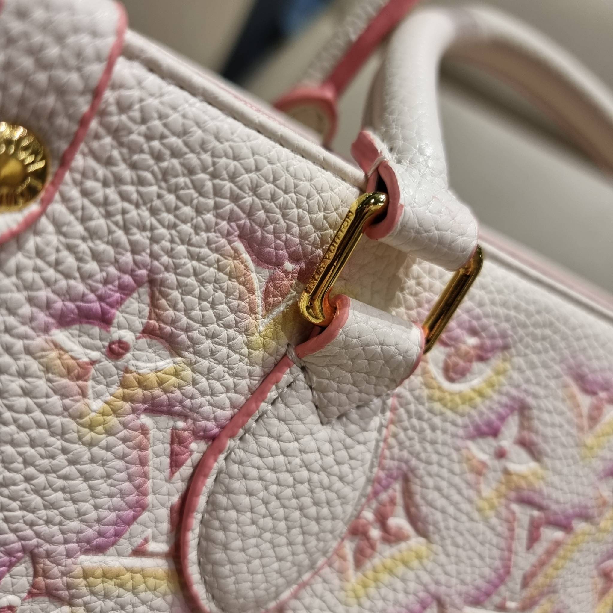 LV crossbody tote bag / LV Shopping Bag ดีไซน์ใหม่ น่ารัก ละมุน น่าใช้มาก กระเป๋าทรงโท้ทที่ใครเห็นต้องเป็นคลั่งรัก ดีไซน์คลาสสิค ผู้ดี หรูหรา โทนสีใช้งานง่าย ทุกสไตล์ วัสดุหนัง pepble มาพร้อมหูจับในตัว คล้องแขนก็ดูแพง หรือจะเกี่ยวสายครอสสะพายก็อัพลุคได้เล