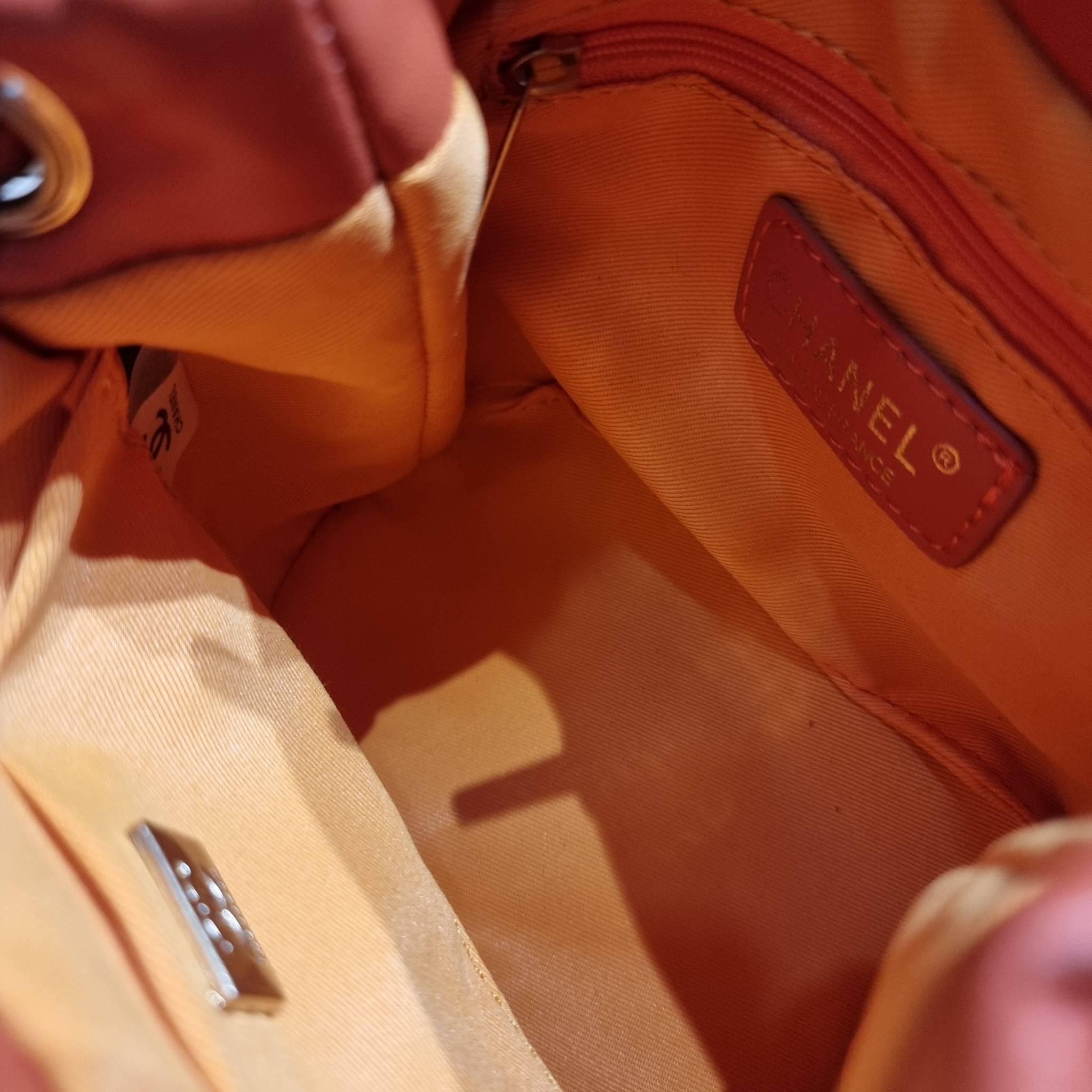 Chanel small backpack กระเป๋าสะพายหลังใบเล็ก โลหะสีทอง ดีไซน์ 2023 น้องน่ารักตะโกนม้าก!! กับกระเป๋าทรงเป้ ขนาดน่ารักน่าใช้ ดีเทลดีงาม มีใบลูกติดในตัวกระเป๋า สะดวกใช้สุดๆ