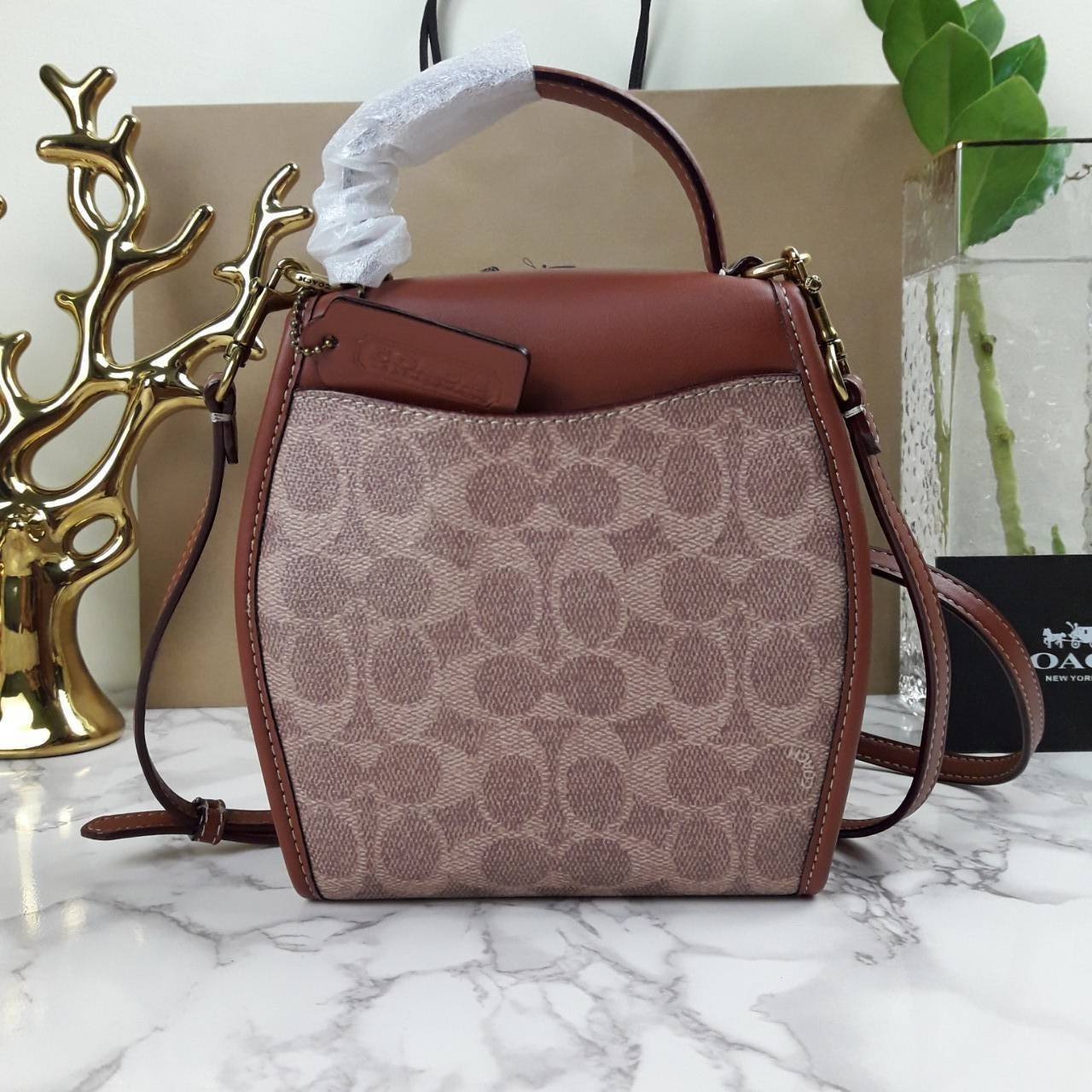OUTLET 】COACH TURNLOCK CURVED TOP HANDLE CROSSBODY IN SIGNATURE CANVAS (COACH 142) 💝รุ่นนี้ เห็นแล้วหลงรักเลย เสน่ห์ทะลุมาก ทรงสวย ดีไซน์แปลกตา ดูแตกต่าง ขนาดกำลังดี ตัวกระเป๋า หนังแท้ผสมแคนวาสคุณภาพดีสุดๆ มีสายสะพายยาวสามารถถอดออกได้ จะถือ หรือสะ