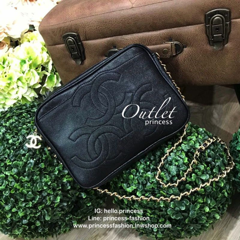 Chanel Shoulder Bag With Chain VIP Gift With Purchase (GWP) รุ่น Limited พรีเมี่ยมกิ้ฟ Chanel Perfume Counter ทรงเหลี่ยมขนาดกำลังดีวัสดุหนังคาเวียร์สวยหรูอยู่ทรง เปิดปิดด้วยซิปหัวซิปแบรนด์ ด้านหน้าปั้มโลโก้แบรนด์ ภายในมีโลโก้และช่องซิป ใส่กระเป๋าสตางค์ใบย