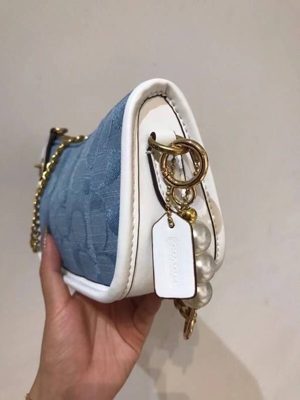 COACH Swinger 20 B4/Light Washed Denim Chalk พร้อมส่งที่ไทย ภาพสินค้าถ่ายจากงานขายจริง ใช้งานต่างประเทศได้