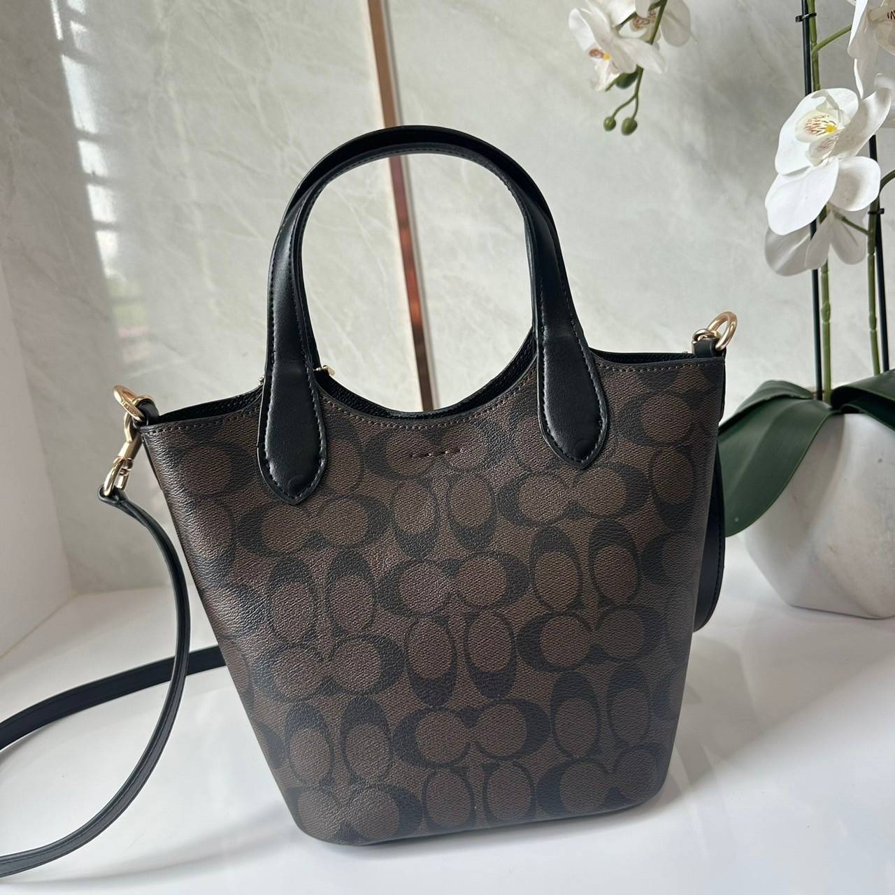 พร้อมส่ง 5 สี COACH HANNA BUCKET BAG กระเป๋าถือ/สะพายข้างทรงบักเก็ตรุ่นใหม่ดีไซน์เก๋น่ารัก เกรดท็อปออริ เกรดดีสุด สลับแท้ 1:1