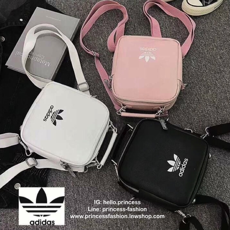 Adidas Mini Shoulder Bag and Backpack กระเป๋าแบบทรีเวย์ ที่สามารถถือเก๋ สะพายเท่ๆแบบเป้หรือสะพายข้าง มีช่องซิปเปิดได้ทั้งด้านหน้าและด้านหลัง เพื่อการใช้งานที่สะดวกสบาย วัสดุหนังpu หนังนิ่ม ถือสบายมือ มีหมุดรองฐานกันรอยสี่มุม ใบเดียวสามารถเปลี่ยนลุคช์ได้ด้