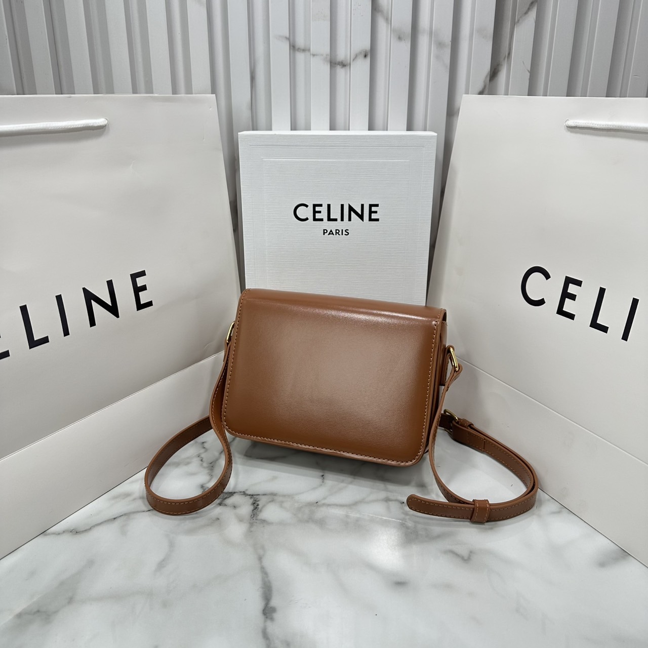 ORI หนังแท้ | 7" CELINE TRIOMPHE TEEN BAG in glossy leather กระเป๋าสะพายรุ่นยอดนิยม ถ่ายทอดให้เห็นถึงแก่นแท้ของสไตล์แบบ CELINE งานหนังเรียบเงาสวยหรูหรา