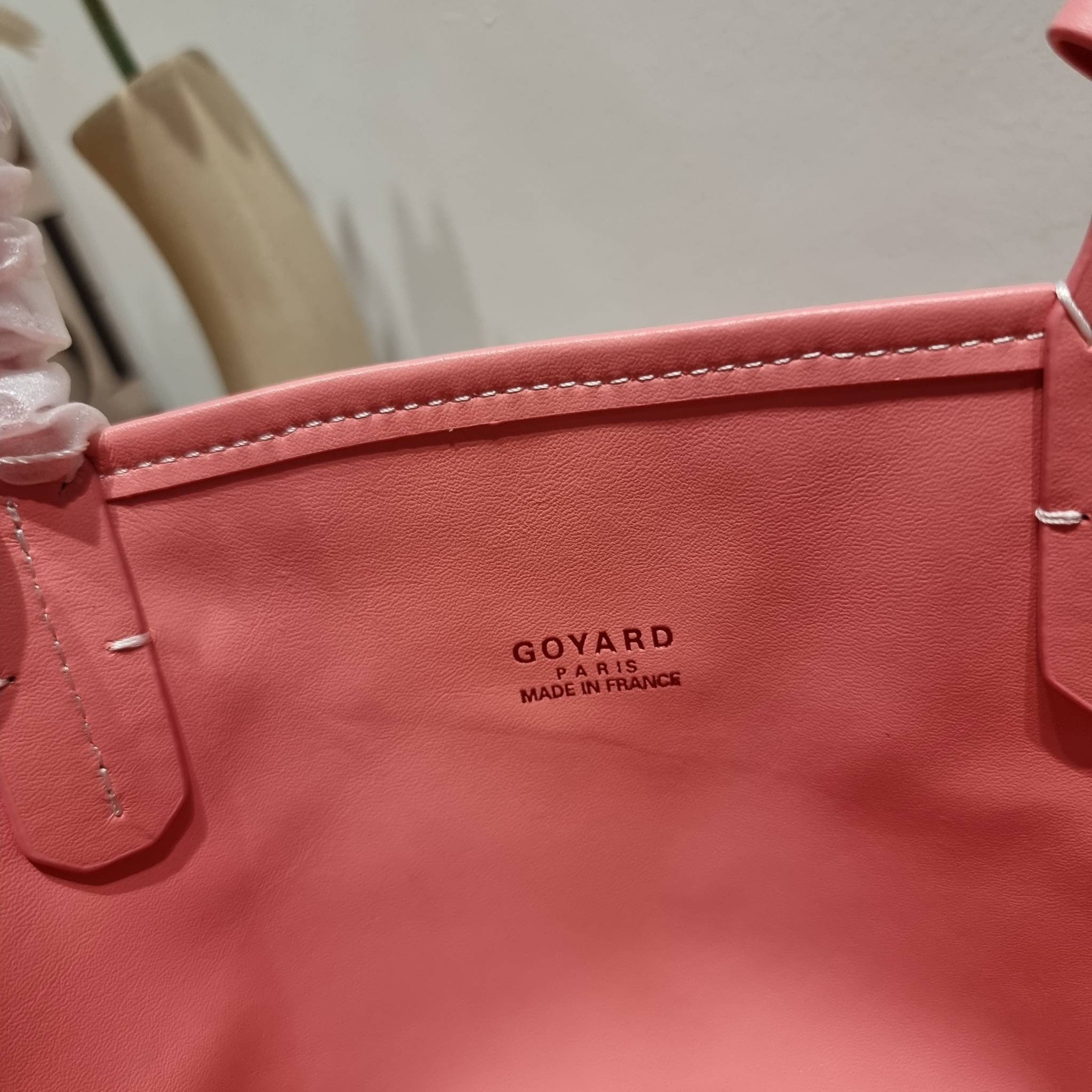 GOYARD MINI ANJOU REVERSIBLE TOTE ฮอตไอเท็ม กับกระเป๋าสะพายทรงโท้ท ไซส์มินิ กะทัดรัดมาก มาครบสีขายดี เลิศทุกสี รูปทรงคลาสสิค ดีไซน์เป็นเอกลักษณ์ ใช้งานได้หลากหลาย สามารถกลับด้านใช้ได้แบบไม่มีเบื่อ