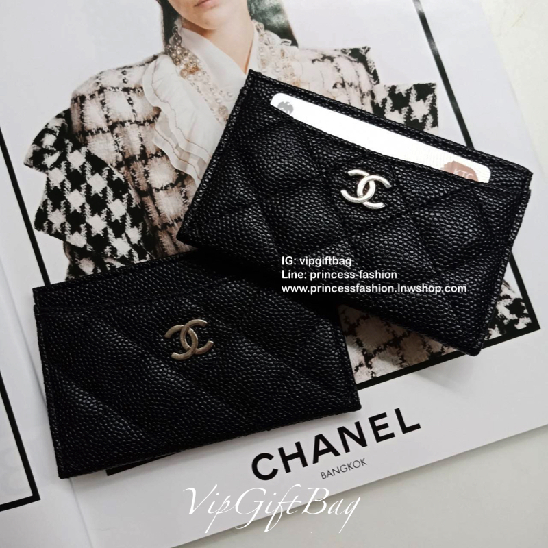 Chanel Cavier Card Holder in Black(GWP) 💳 จากพรีเมี่ยมกิ้ฟแบรนด์หรูอย่าง chanel ดีไซน์สวยเก๋ **หนังคาเวียร์เงาแน่น ประดับ Logo brand อะไหล่เงิน **ขนาดกำลังน่ารัก ใส่บัตรได้ถึง 4 ใบ พกพาสะดวก จะซื้อไว้ใส่บัตรใบหรู หรือซื้อให้เป็นของขวัญ ก็ควรค่าที่