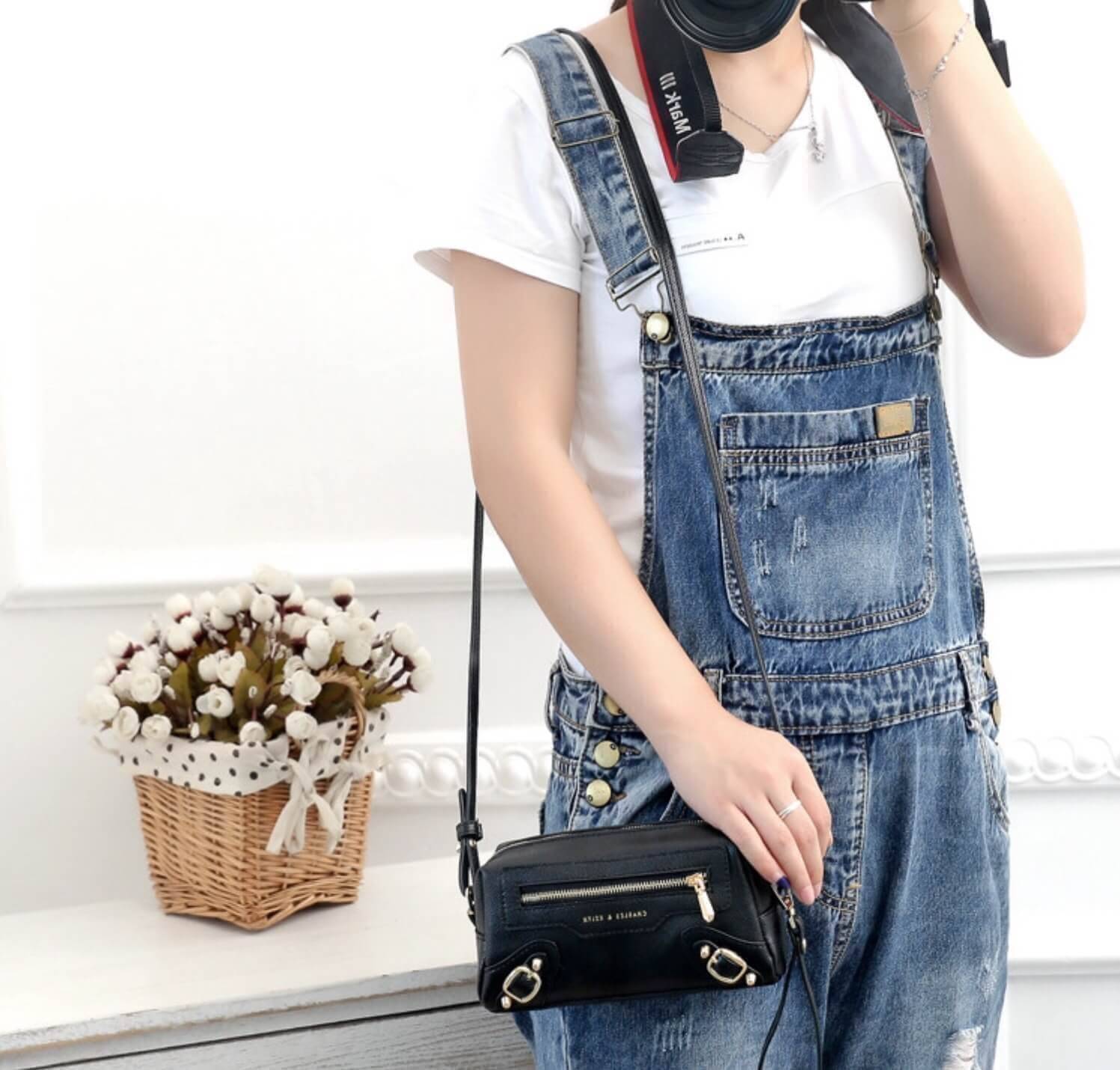 New in!!! Best Seller CHARLES & KEITH MINI BAG พร้อมส่งอีกรอบรุ่นขายดี พร้อมสีใหม่หายากค่ะ!!! กระเป๋าสะพายข้างหรือครอสบอร์ดี้ร์ได้ค่ะ รูปทรงสวย หนังนิ่ม ด้านหน้าสกรีนโลโก้แบรนด์ มีช่องซิปเล้กสำหรับใส่ของจุกจิกค่ะ พร้อมแต่งดีเทลอะไหล่ทองแบบแบรนด์ดังเพิ่มคว