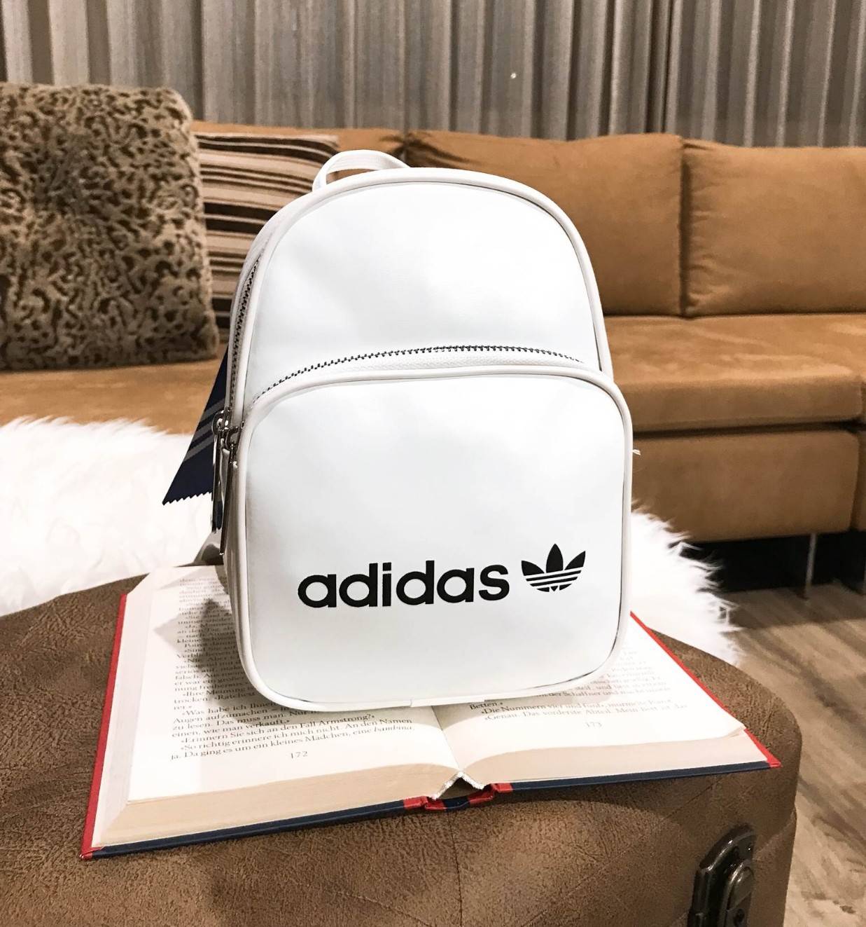 ADIDAS 2WAY MINI BACKPACK กระเป๋าเป้หรือสะพายหนังเรียบสไตล์ Sport ขนาดมินิ น้ำหนักเบา ด้านหน้ามีโล้โก้และช่องซิป เปิดปิดด้วยซิปสะดวกใช้ หัวซิปแบรนด์ ภายในมีช่องใส่ของ หูจับถนัดมือ สายสะพายปรับได้ freesize สามารถสะพายเป็นเป้ หรือกระเป๋าสะพาย Crossbody ได้2