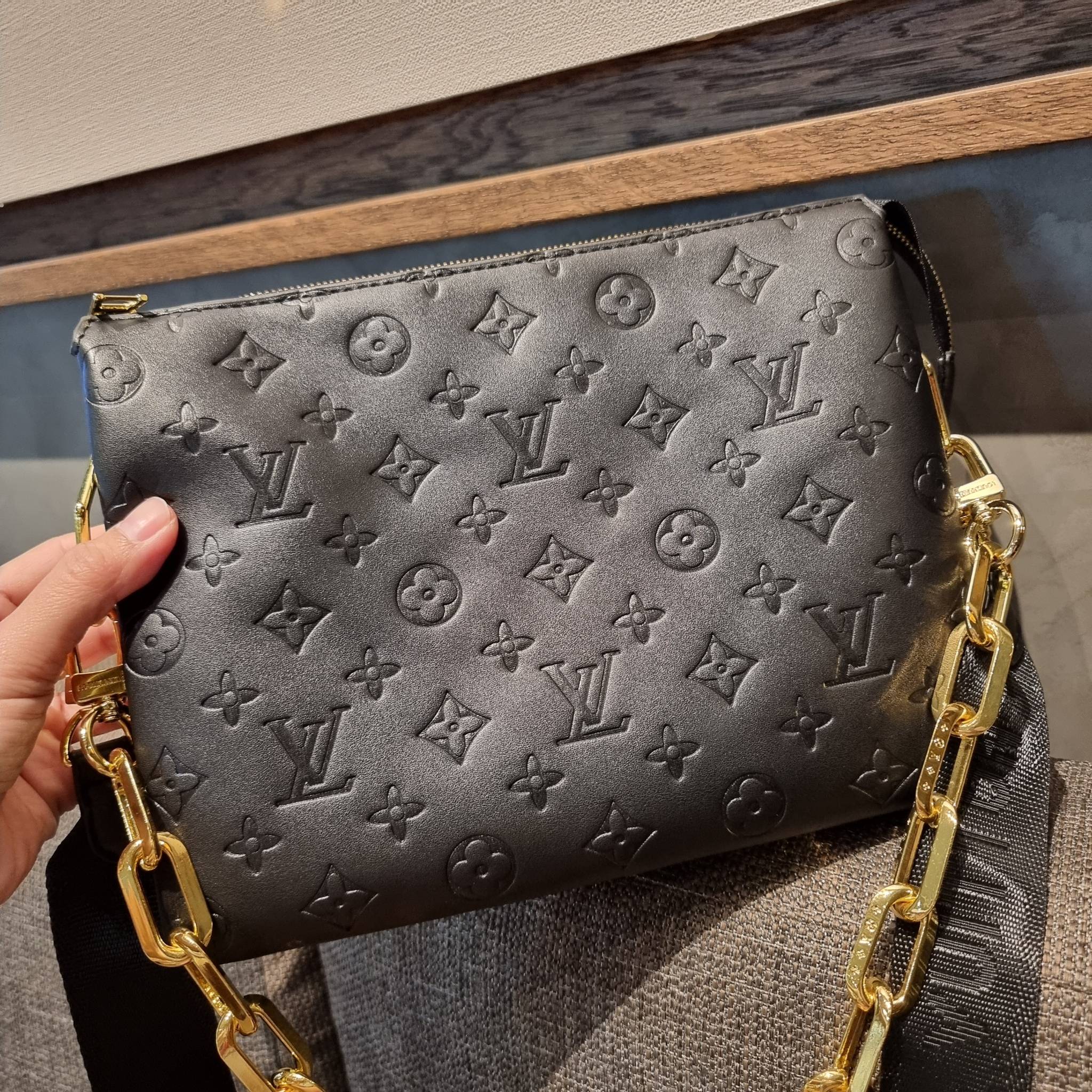 LV HANDLE POUCH MONOGRAM กระเป๋าสะพายกึ่งคลัชท์ สุดล้ำ ใหม่ล่าสุดมาแรงมาก ด้วยความสวยปังตั้งแต่แรกเห็น วัสดุหนังแกะปั๊มลายสวยคม มาพร้อมสาย 2 เส้น เลิศๆ มีสายโซ่ที่มีดีเทลละเอียดไม่ซ้ำ และสายสปอร์ตครอสบอดี้ ที่จะคล้องไว้ทั้งสองเส้นก็ดีงาม หรือสลับใช้ตามลุค