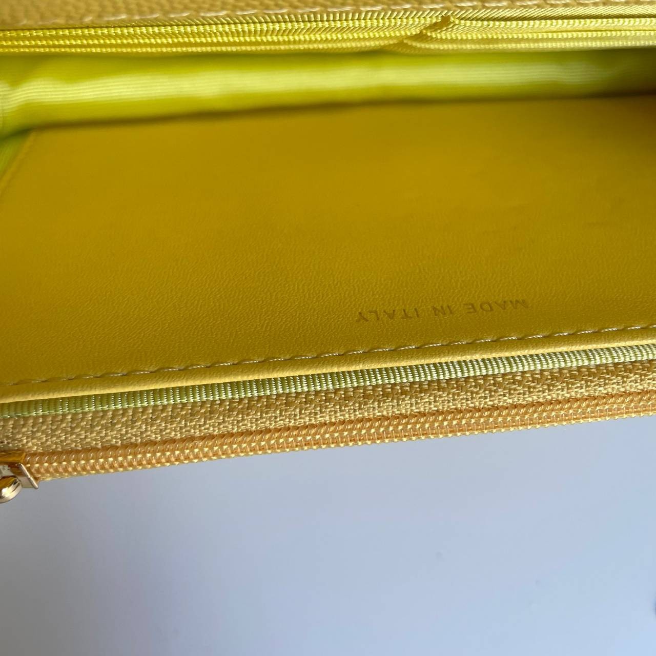 VIP 】หนังแท้ CHANEL WOC style โทนสีพาสเทล กระเป๋าสะพายทรงสวยตลอดกาล วัสดุหนังลายคาเวียร์ เนื้อนุ่ม อยู่ทรงคุณภาพดีตามแบบฉบับของแบรนด์ น้ำหนักเบา ด้านหน้ามีโลโก้แบรนด์อะไหล่หรู มีช่องใส่บัตร ใส่ของจุกจิก เปิดปิดด้วยฝาปิดกระดุม ซับในหนัง ตัวจริงสวยมากๆถูกใจ