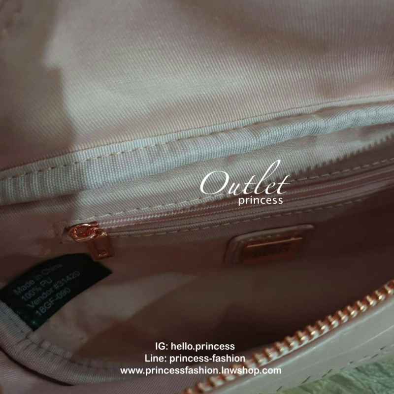GUESS GYM EMBOSSED LOGO WAIST PACK กระเป๋าหนังเรียบสวยคาดเอว/อก ทรงสปอร์ตสีชมพูอะไหล่สี rose gold ด้านหน้าปั๊มโลโก้แบรนด์ทรงสามเหลี่ยม โดดเด่นด้วยสายพิมพ์ลายแบรนด์สีทอง ตัวกระเป๋าเปิดปิดด้วยซิปใช้งานง่าย ภายในกระเป๋าโล่งกว้าง มีอีกหนึ่งช่องซิปเล็ก สามารถใ
