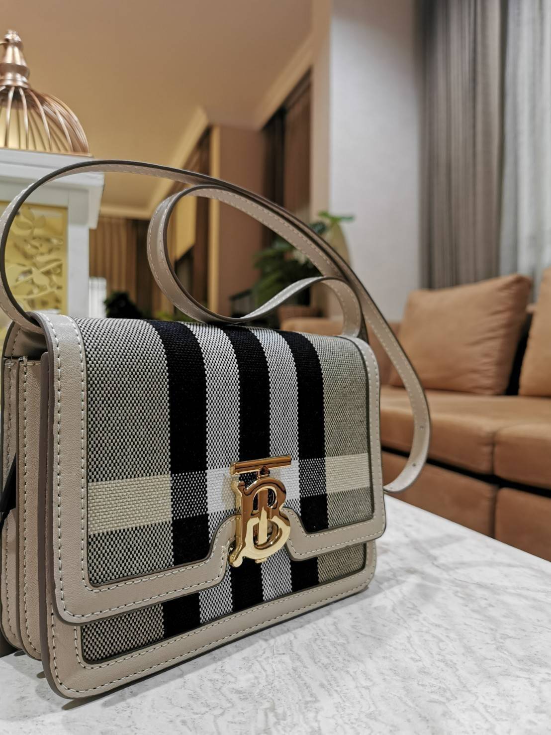 BURBERRY FRAGRANCES LEATHER CROSSBODY BAG VIP GIFT WITH PURCHASE (GWP) กระเป๋าสะพายพรีเมี่ยมกิ๊ฟรุ่นใหม่ล่าสุด Limited จาก BURBERRY Perfume DutyFree วัสดุ Canvas & Leather ลาย Vintage คอลเลคชั่นใหม่ทรงเหลี่ยมสวยหรูดูดี เปิดปิดด้วยฝาปิดสัญลักษณ์รูปTB ภายใน