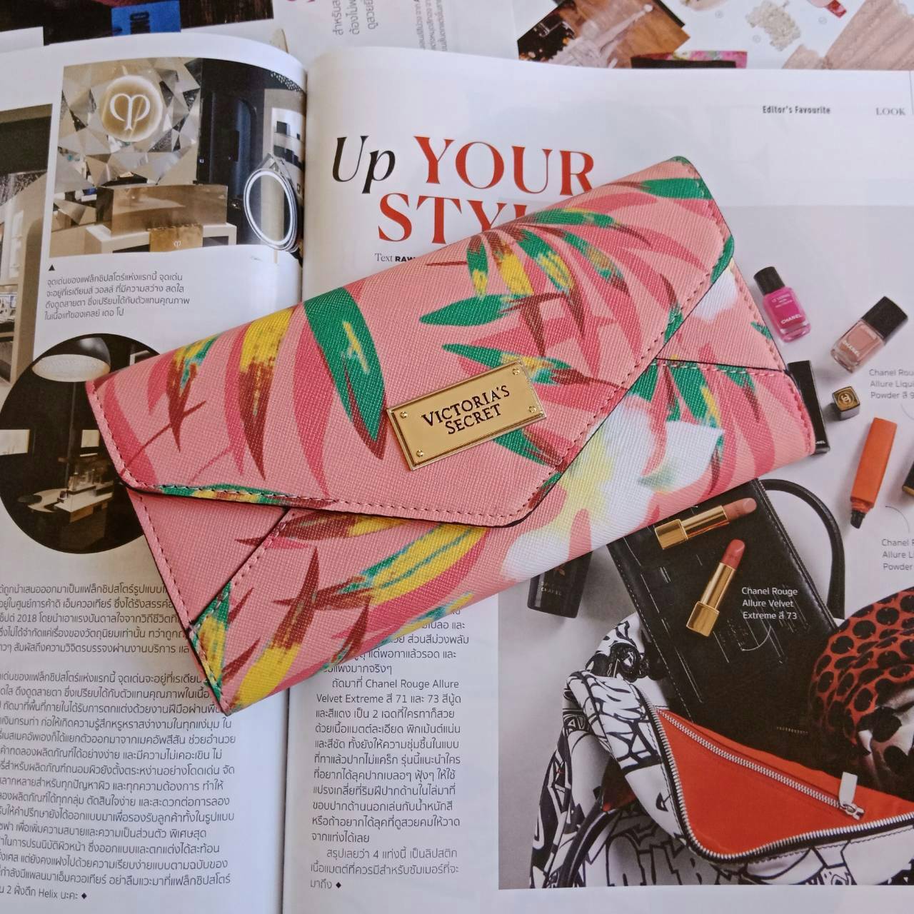 กระเป๋าสตางค์ลาย signature จากแบรนด์ฮิตอย่าง Victoria Secret โทนสีชมพู ขนาดกะทัดรัด เปิดปิดด้วยฝาพับกระดุม แบบสามตอน ด้านในมีช่องใส่ธนบัตรยาวได้ ใส่บัตรหลายช่อง แถมยังมีช่องซิปใหญ่อีกหนึ่งช่อง เพิ่มความเก๋ด้วยช่องใส่รูปตรงกลาง สวยครบจบทุกฟังค์ชั่น ให้เป็น