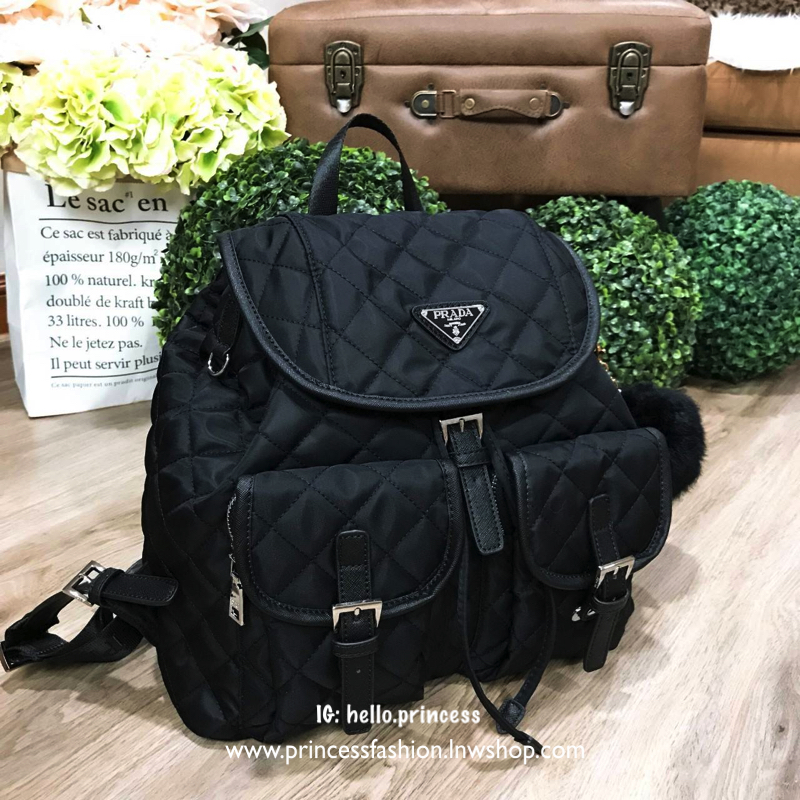 PRADA NYLON BACKPACK WITH POCKET กระเป๋าเป้ premiumbgift จากเคาน์เตอร์แบรน วัสดุ Nylon เนื้อหนา ลายตาราง คุณภาพดี ด้านหน้า มีโลโก้แบรนด์ อะไหล่เงิน มี Pocket หน้า 2 ช่อง หัวซิป และอะไหล่ปั๊มแบรนด์ พร้อมพวงกุญแจปอมสีดำ ถอดเเยกใช้ได้ค่ะ เปิดปิดด้วยฝาปิด Dra