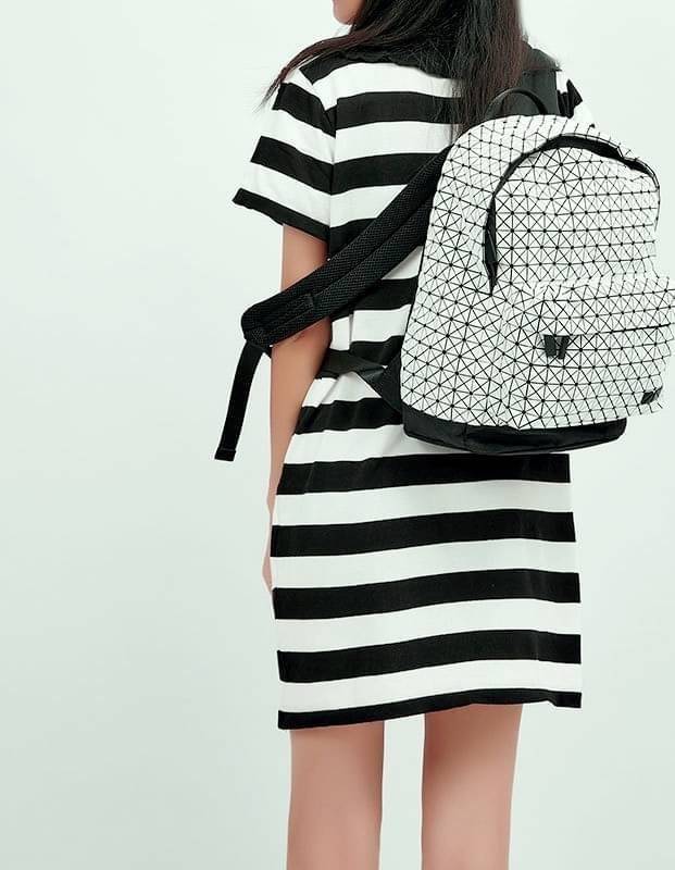 Bao Bao Issey Miyake Daypack geometric backpack กระเป๋าเป้ทรงคลาสสิก รองรับน้ำหนักได้ดี เหมาะกับการเดินทาง เป้สะพายหลังรุ่น Daypack One-Tone Backpack มาในรูปทรงกระเป๋าเป้สุดคลาสสิก โดดเด่นด้วยการออกแบบที่เป็นเอกลักษณ์ วัสดุสามเหลี่ยมขนาดเล็กพิเศษ ได้กลิ่น