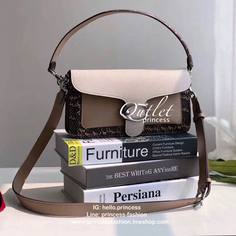 COACH TABBY SHOULDER BAG กระเป๋าถือแบบคลัท /คล้องไหล่ /สะพายข้าง วัสดุหนังแท้ เปิดปิดกระเป๋าแบบกระดุมแม่เหล็กภายในมีช่องหลักใส่ของ2ช่อง มีซิปช่องกลาง 1ช่อง พร้อมช่องเล็กใส่ของจุกจิก ซับในกำมะหยี่ อะไหลเงินคลาสสิค ด้านหน้ามีอะไหล่โลโก้ C ตัวใหญ่ สายยาว+สาย