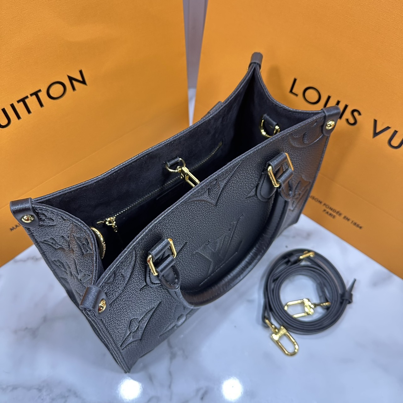 ORI หนังแท้ | LV OnTheGo PM bag กระเป๋าสะพายทรงโท้ท Monogram Empreinte ประทับลาย Medium Bicolor พกพาของใช้ที่จำเป็นอย่างมินิแท็บเล็ต เลือกใช้งานได้หลายรูปแบบ