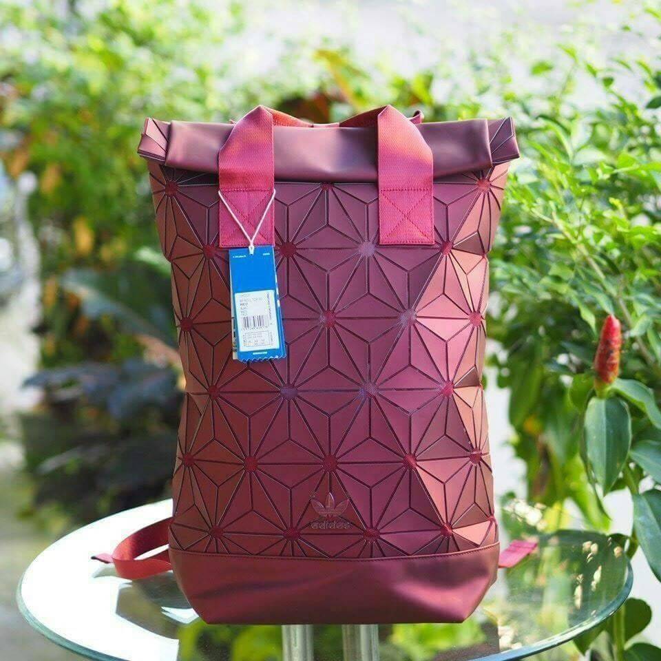 ADIDAS ISSEY MIYAKE ROLL TOP BACKPACK ความสปอร์ตซ่อนเท่ ด้วยลวดลาย 3D เก็บหมดทุกเม็ดทั้ง Tablet และ Gadgets โดยใช้ลูกเล่นของเหลี่ยมและมุมเชื่อมเข้าหากันขณะเดียวกันสีของกระเป๋านั้นคือสีขาวเท่ มีเสน่ห์ การออกแบบกระเป๋าเป็นเหมือนถุงทรงสูงในส่วนปากกระเป๋าเป็น