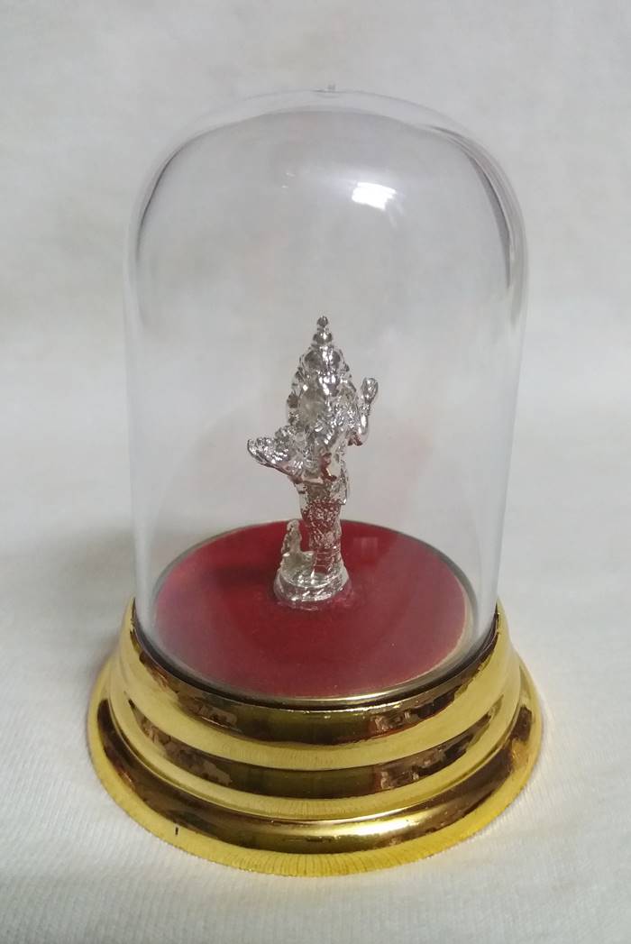 สินค้าหมดค่ะ องค์พระพิฆเณศปางตรีมุขคณปติแบบยืน(ประทานพรโชคลาภ มีอำนาจ)(คนเกิดวันอังคาร)เนื้อเงินพ่นทรายครอบแก้วตั้งบูชาหน้ารถพร้อมใบคาถาค่ะ