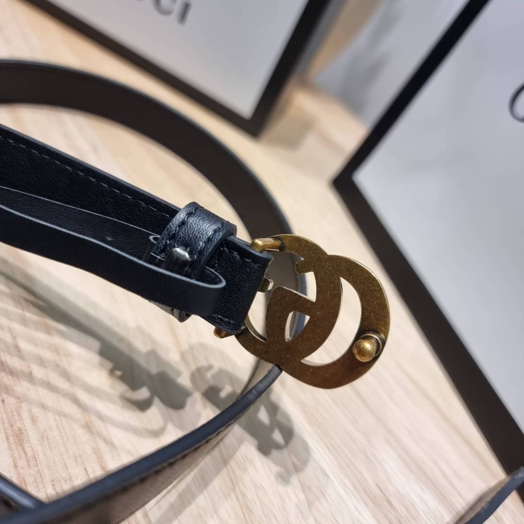 GUCCI BELT / GG belt 2cm เข็มขัดสีดำสุดคลาสสิค เรียบง่าย ผู้ดี เป็นซิกเนเจอร์ ด้วยดีไซน์ double buckle อะไหล่สีทองวินเทจ ทำให้ใช้งานเป็น everyday use ได้เลย วัสดุหนังสวย พร้อมออริจินัล box ที่สุดของการคอมพลีทลุทด้วยเข็มขัดเส้นนี้เส้นเดียวได้เลย แนะนำจ้า