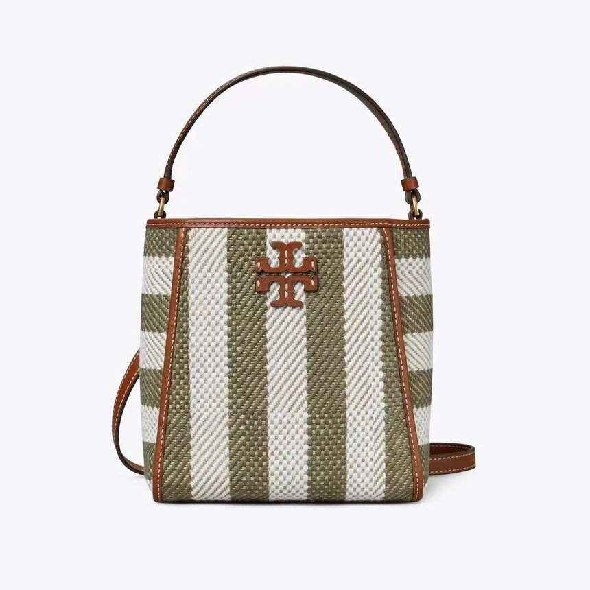 Tory Burch Logo-Plaque Striped Tote Bag - Green / Tory Burch Bucket Bag คอลเลคชั่นใหม่ รูปแบบคลาสสิคโทนเขียว ด้วยวัสดุธรรมชาติสังเคราะห์ พกพาความสวยไปได้ทุกที่ด้วยกระเป๋าทรง Bucket ทันสมัยสุดๆคะ