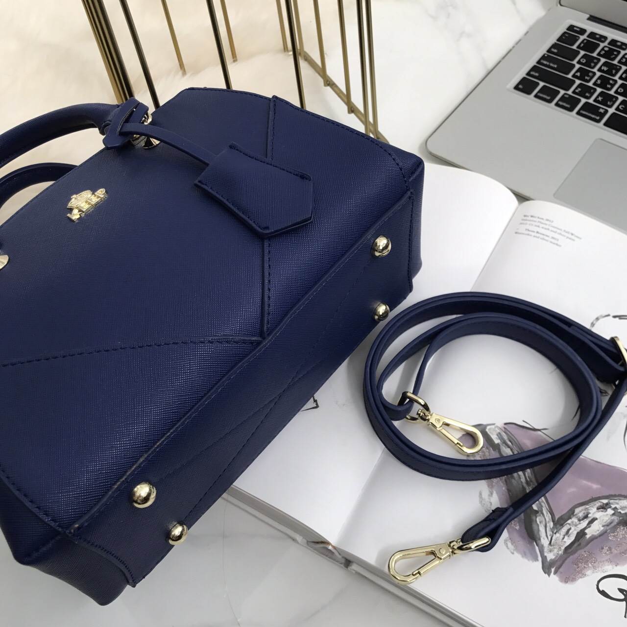 รุ่นขายดีที่สุด 👍 จากแบรนด์ KEEP รุ่น Elegance รอบนี้เข้ามา 2 size ให้เลือกเลยค่า **จุดเด่นที่ >หนังคุณภาพ ลายหนัง saffiano > ถือสะพายเข้าง่ายกับทุกชุด >ทรงสวยมากคะ ขนากกระเป๋ากำลังดีคะ ใส่ กปต ยาว มือถือได้ทุกรุ่น > มีช่องย่อยแบ่งเก็บ