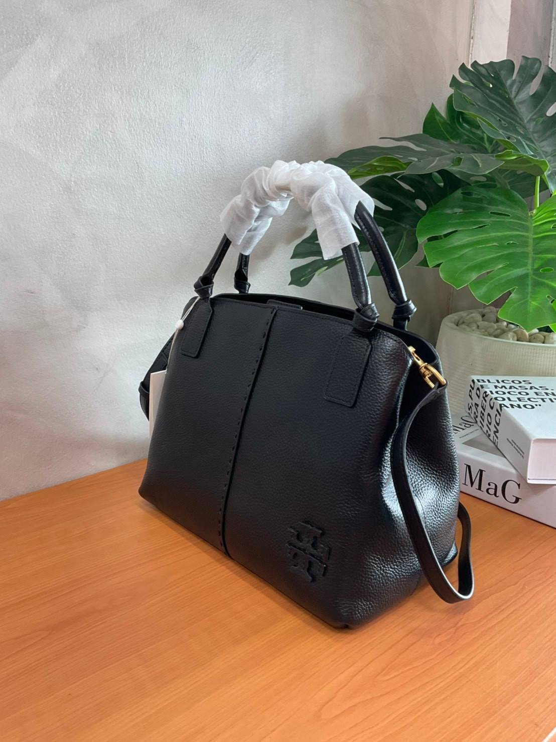 TORY BURCH Mcgraw Satchel Tote Bag (Size L) กระเป๋าถือ/สะพาย Crossbody วัสดุหนังลูกวัวแท้ 100% ด้านหน้าประดับโลโก้หนัง ตัดเป็นรูปตัว T สัญลักษณ์แบรนด์ ตัวกระเป๋าเดินด้ายเล่นลายเพิ่มลูกเล่น เพื่อความเก๋!!