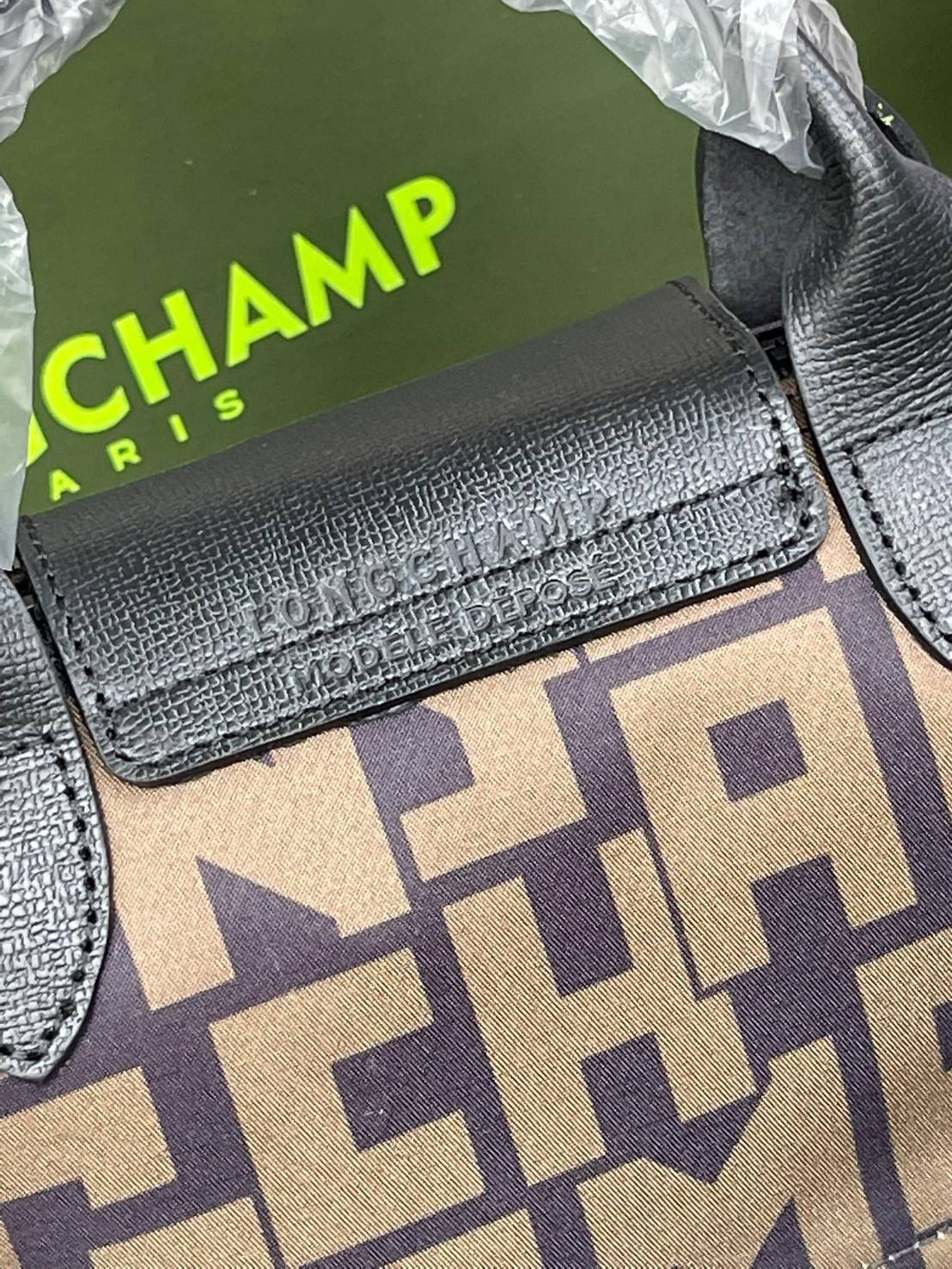 LONGCHAMP LE PLIAGE COLLECTION TOP HANDLE BAG XS พบกับคอลเลคชั่นใหม่ล่าสุด มีดีไซน์ที่เรียบหรูและคลาสสิก แฝงด้วยลูกเล่นแบบเฟมินีน แถมยังมีน้ำหนักเบาอย่างไม่น่าเชื่อ มาพร้อมกับหูจับกระเป๋าคู่และฝาปิดแบบกระดุม กระเป๋าถือใบนี้สามารถใช้ถือแบบทั่วไป มีสายสะพาย