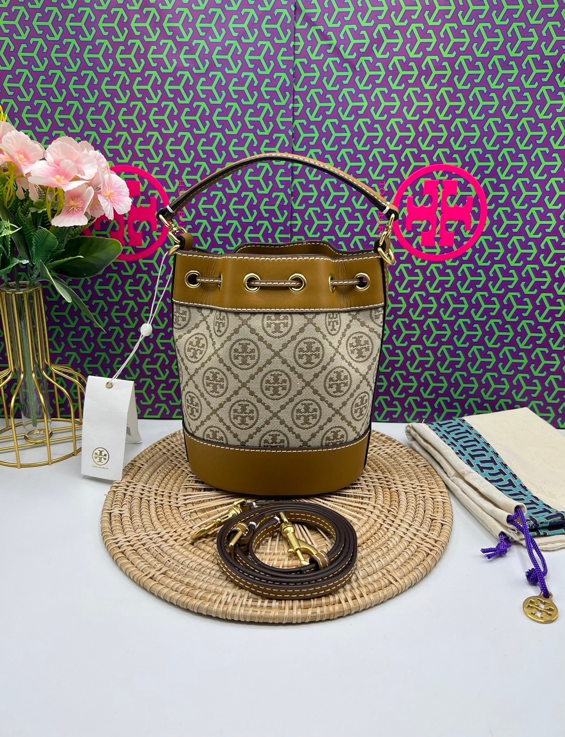 TORY BURCH Mini T Monogram Bucket Bag / Tory Mini Bucket Bag กระเป๋าทรงบัคเก็ต ไซส์มินิสุดคลาสสิก กระเป๋าทรงขนมจีบ