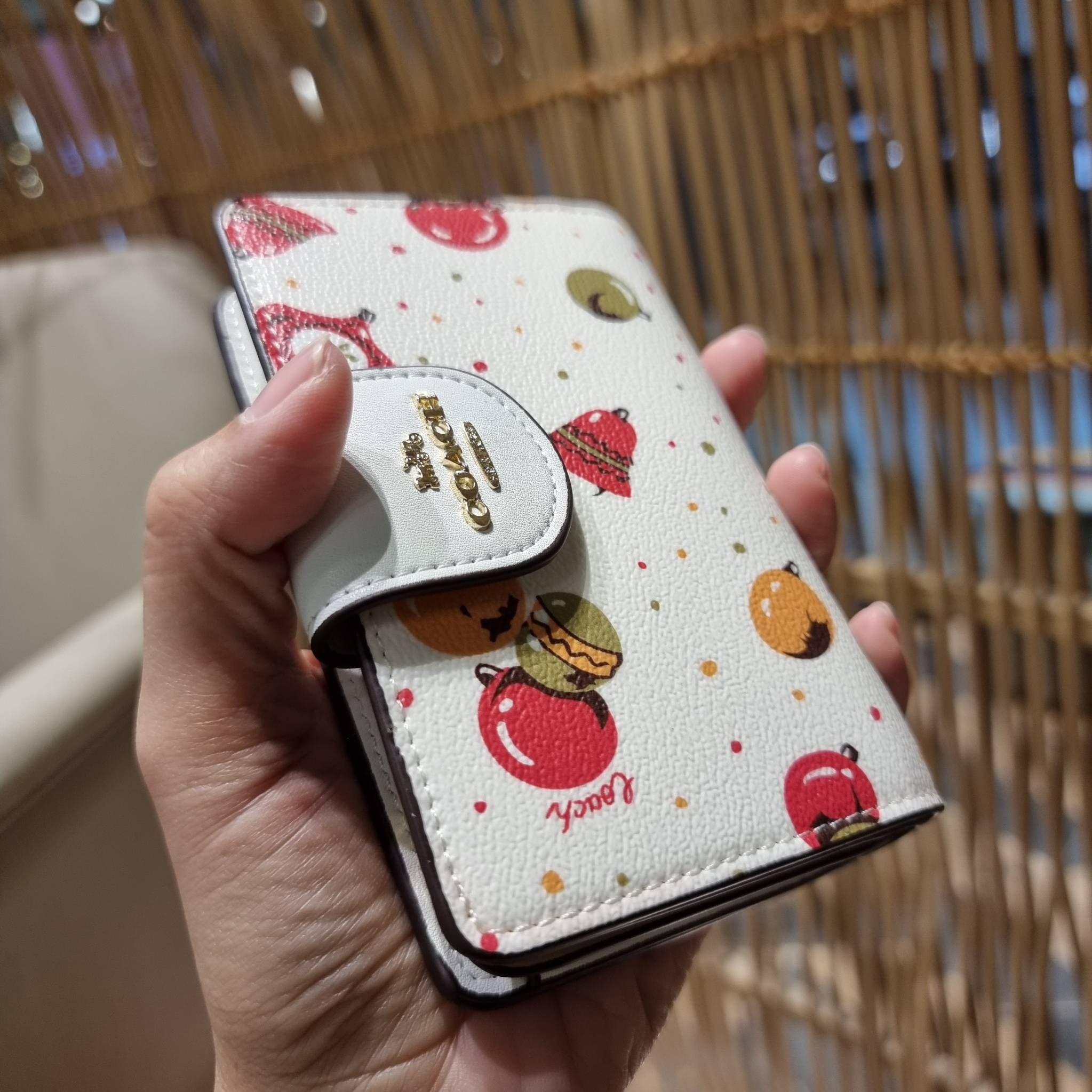 COACH C7414 MEDIUM CORNER ZIP WALLET WITH ORNAMENT PRINT คอลเลคชั่นใหม่ กระเป๋าสตางค์ใบกลาง ดีไซน์ใหม่ สุดหรู คละลายพริ้นท์เต็มใบ น่าใช้ไปอีก วัสดุหนังแคนวาสเคลือบลาย ภายในมีช่องใส่บัตร ใส่ธนบัตรได้ครบ และมีช่องซิปแยก ใบจริงสวยมากๆ แนะนำจ้า ราคาสุดคุ้มครบ