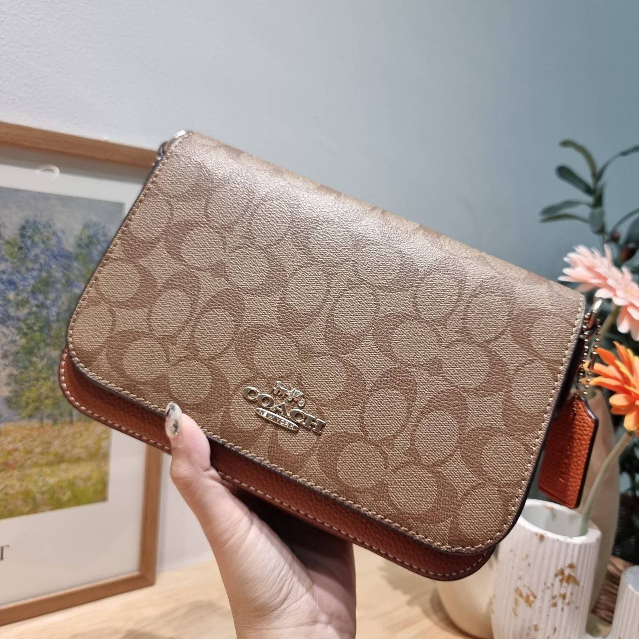 OACH LOGAN MESSENGER IN SIGNATURE CH483 CH252 กระเป๋าสะพาย รุ่นใหม่ สไตล์สปอร์ต ดีไซน์สวย ขนาดกำลังดีคล่องตัว สายสะพายเส้นใหญ่ทนทาน