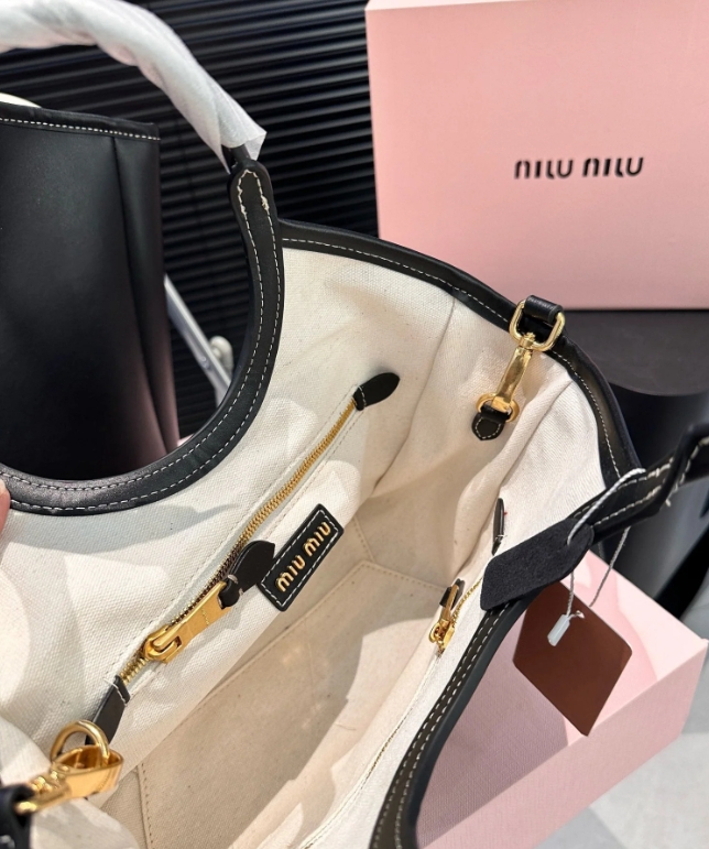 พร้อมส่ง 2 สี MIU MIU IVY LEATHER TOTE BAG กระเป๋าถือทรงโท้ทงานหนังเรียบเต็มใบ มีความยูนิค ใช้งานได้หลากหลายใช้ได้จริงสวยเรียบหรู จับแมตช์ง่าย สวยงาม