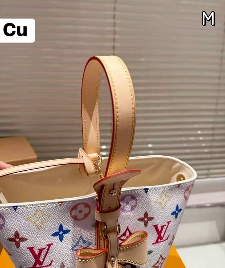 LV x TM All In BB Multicolor กระเป๋าทรงบัคเก็ตที่มาแรงมากๆตอนนี้ รุ่นลิมิเต็ดแต่งแต้มดีเทลเปี่ยมชีวิตชีวา แคนวาสโทนสีสดใสดีไซน์ใหม่จากพาเลตต์สีเอกลักษณ์